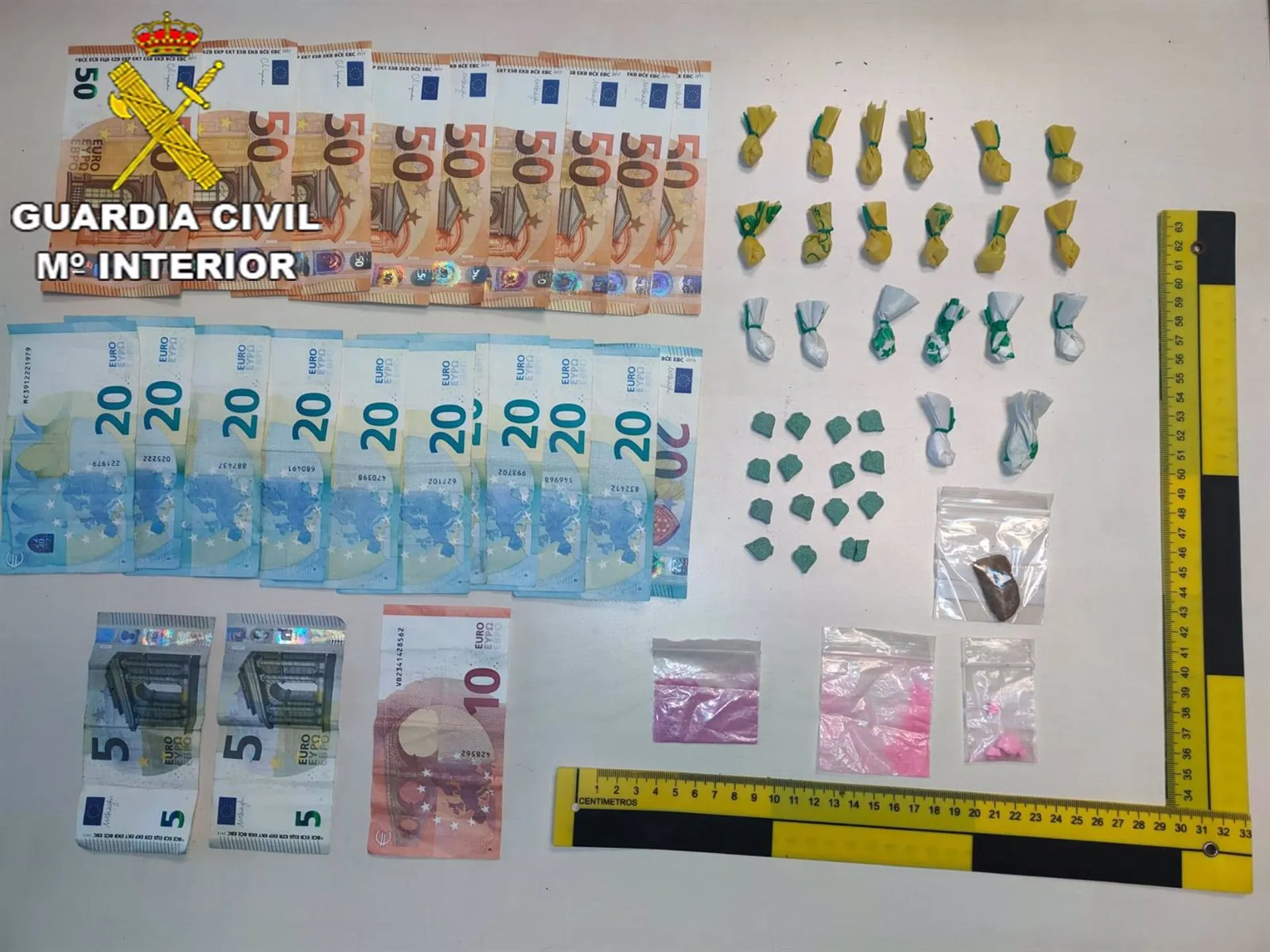 Droga y dinero intervenido a un joven en la playa de El Palmar en Vejer.