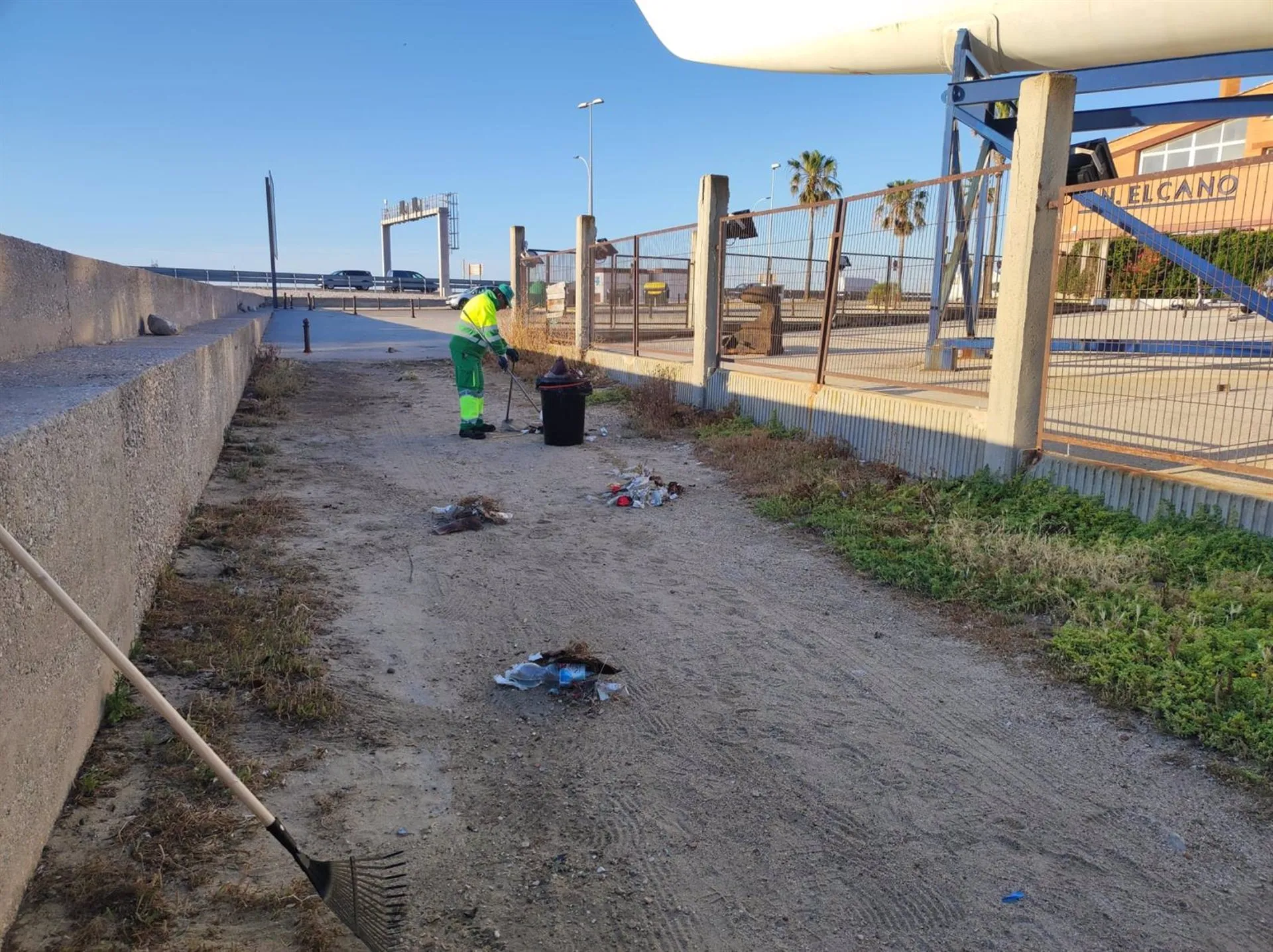Un operario de la Autoridad Portuaria de la Bahía de Cádiz retirando basuras