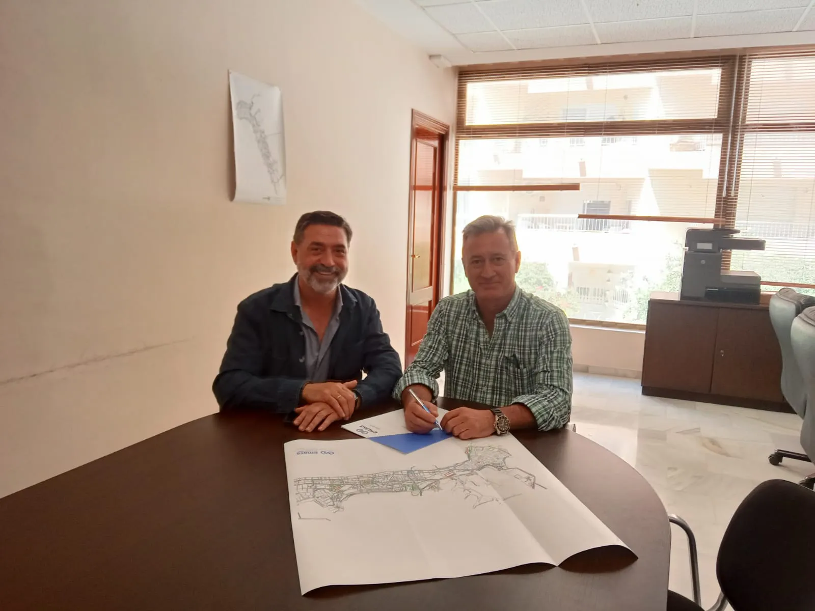 El presidente de Emasa Cádiz, José Manuel Verdulla con el nuevo responsable de la empresa municipal de movilidad