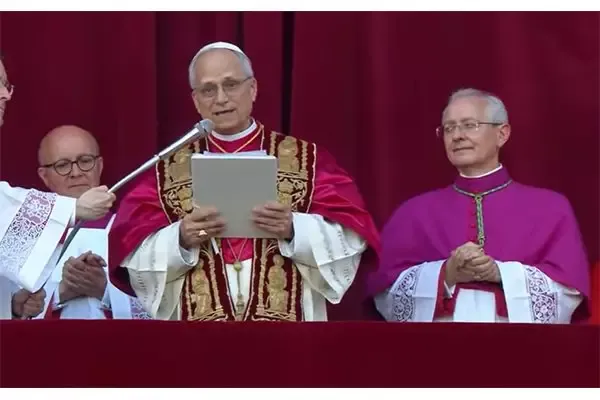 El nuevo pontifice en la bendicion Urbi e Orbi