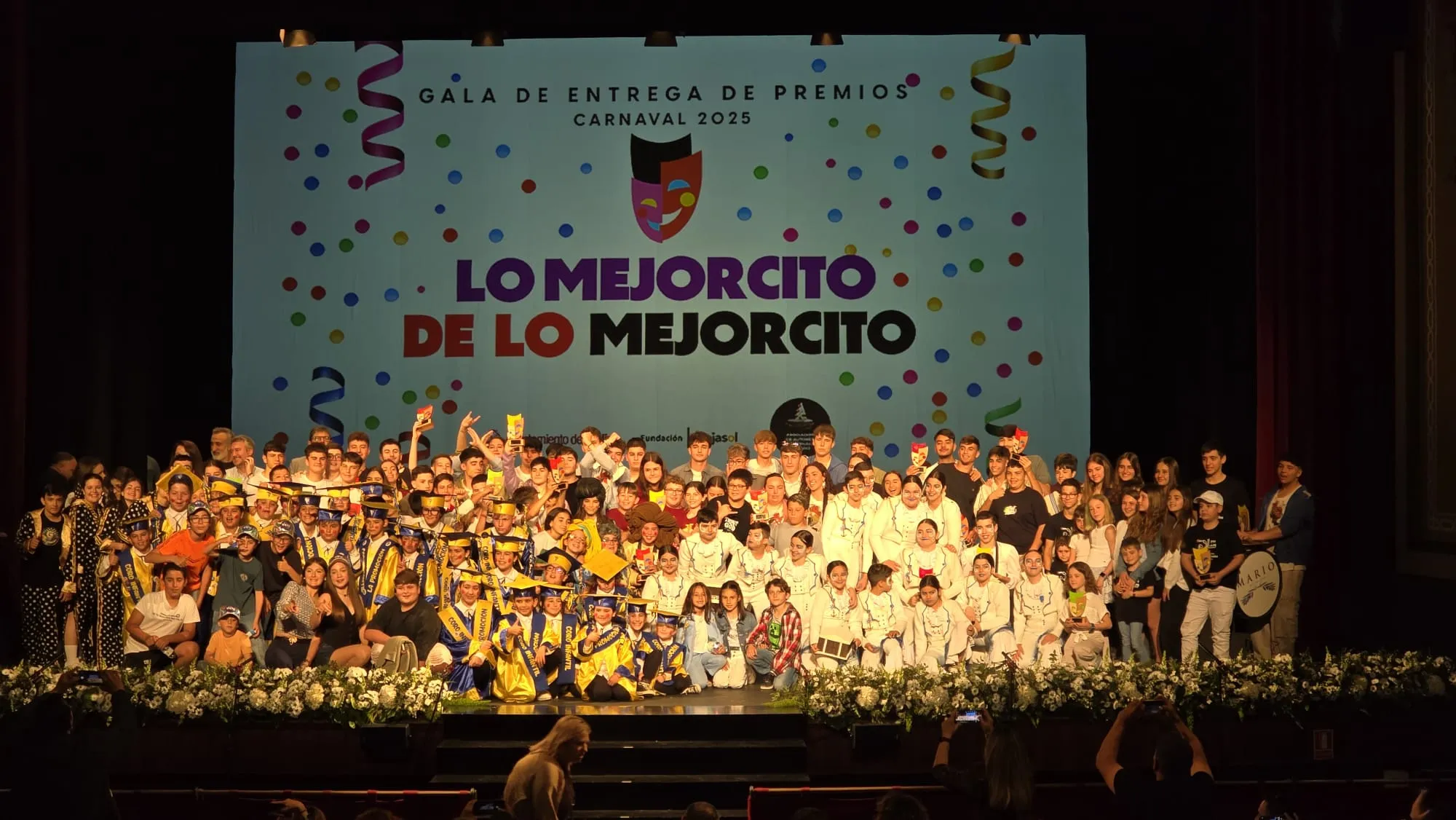 Todos los galardonados de la segunda edición de 'Lo Mejorcito de lo Mejorcito' posando en una foto de familia. 