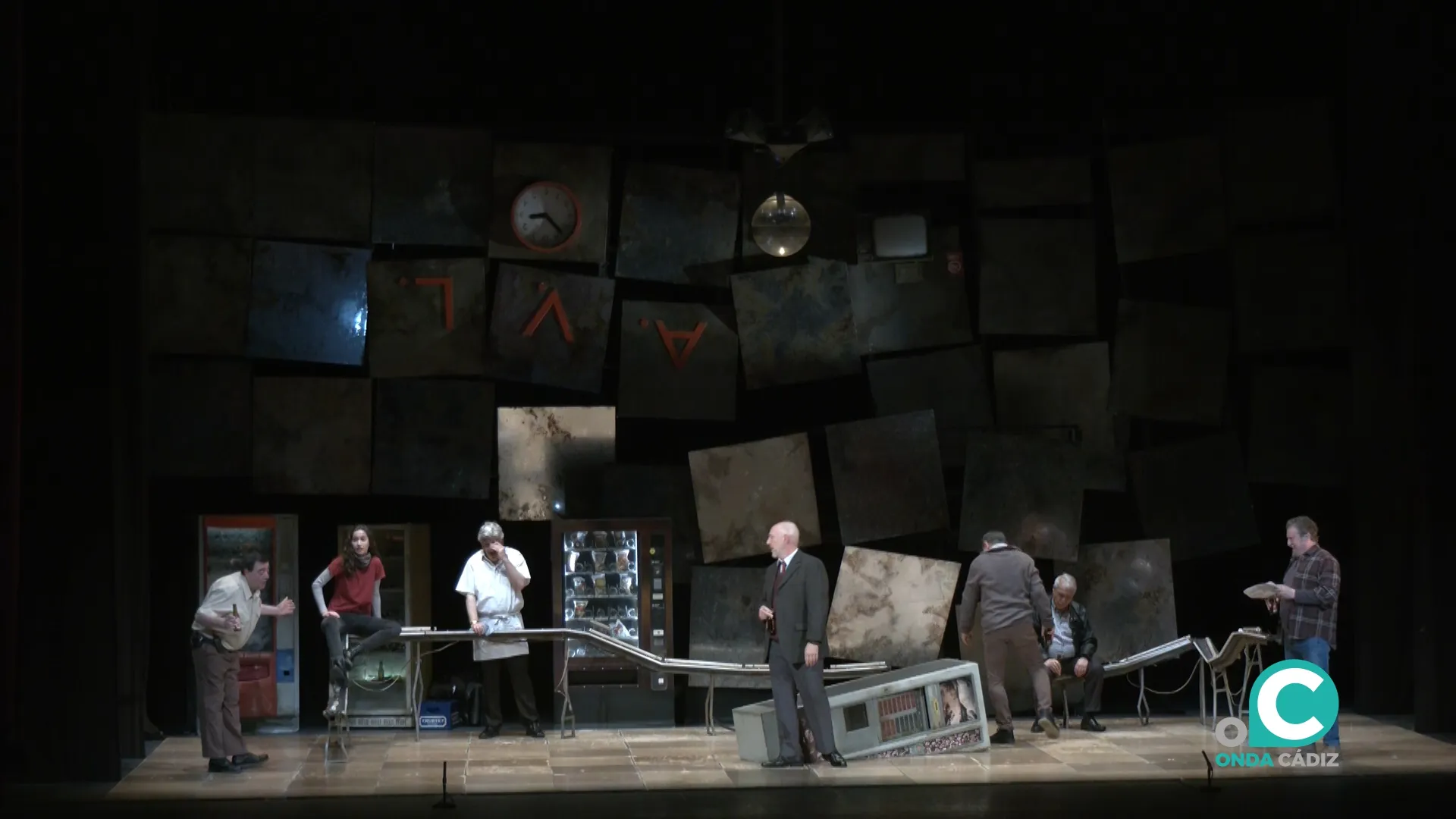 Un momento de la representación de la adaptación teatral de ‘Los Lunes al sol’ en el Falla. 