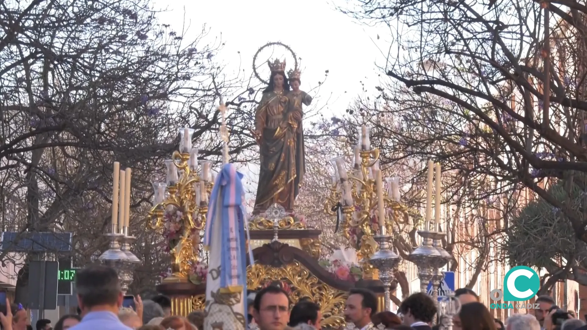 Imagen de María Auxiliadora en procesión por las calles de Cádiz. 