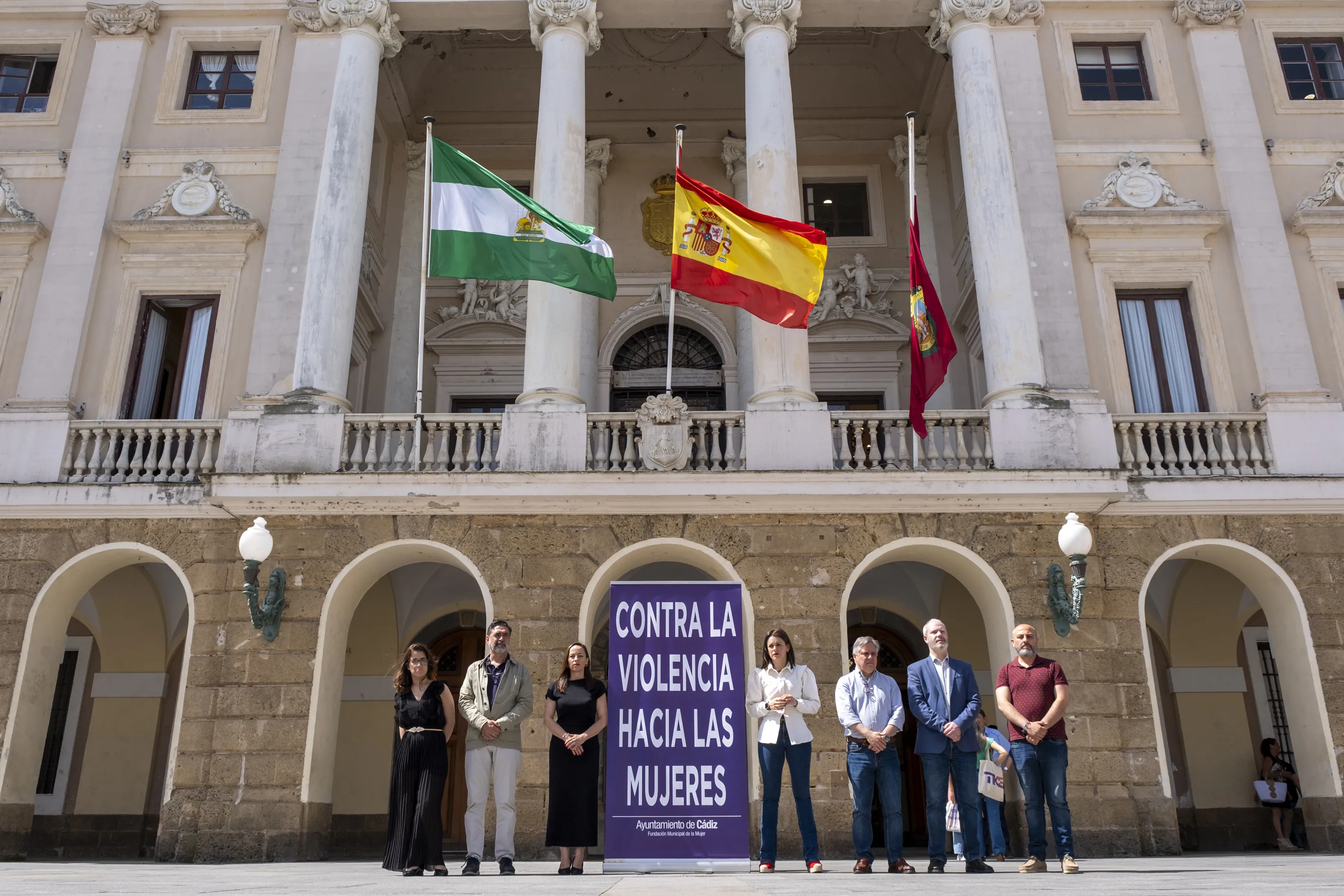 Minuto de silencio, este miércoles, en la Plaza de San Juan de Dios. 