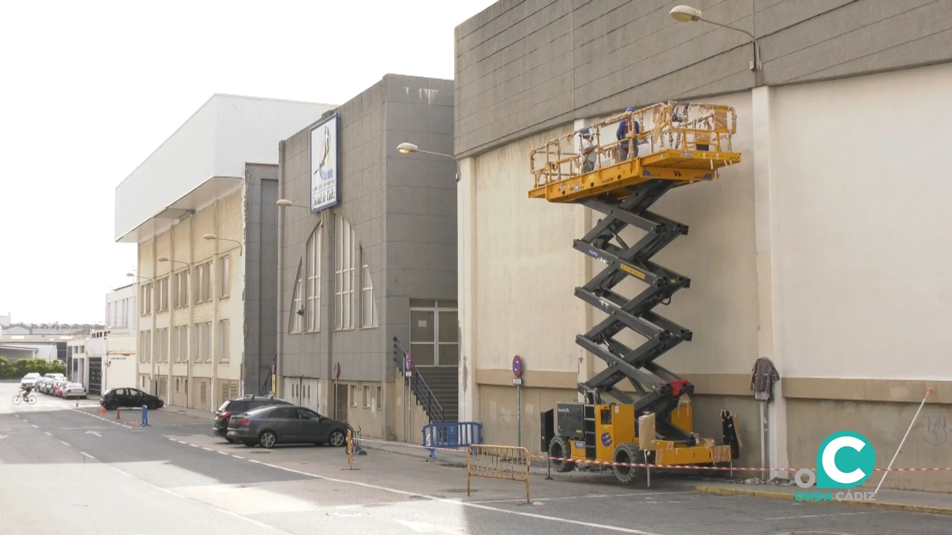 Operarios realizando trabajos de mejora en la fachada del Complejo Deportivo Ciudad de Cádiz. 