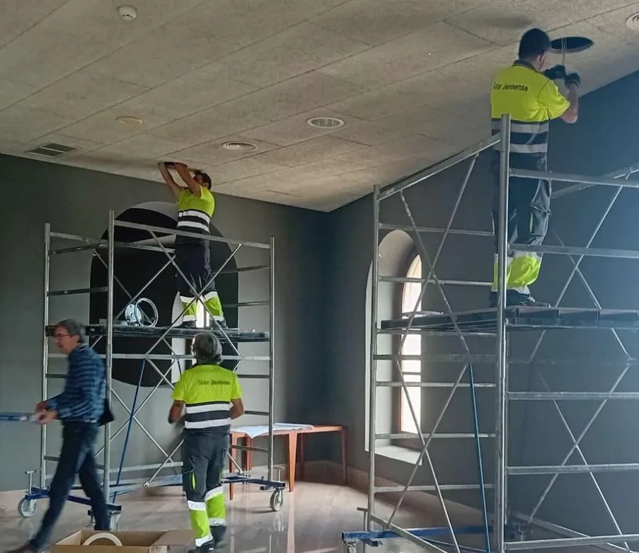 Operarios en las reformas del edificio