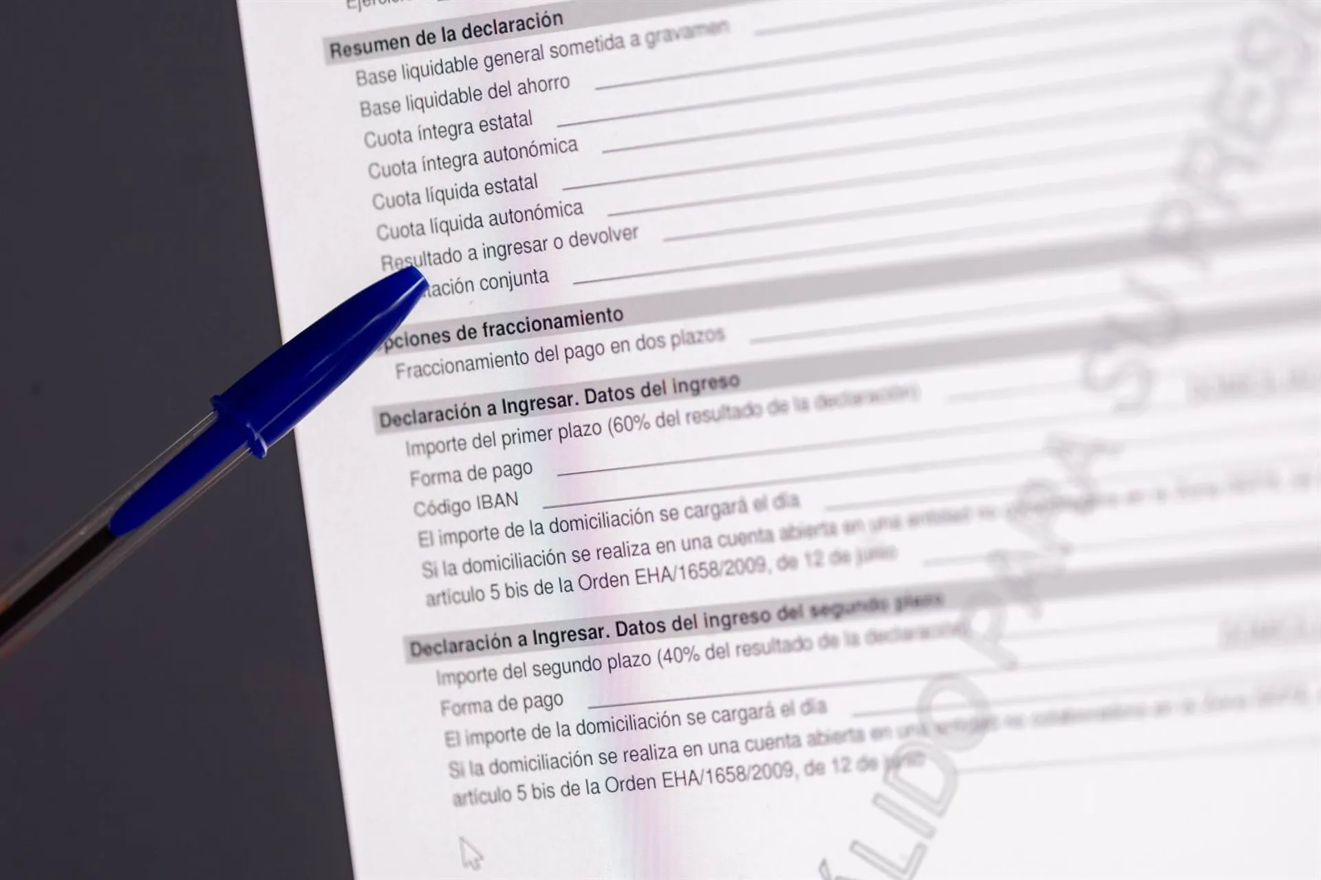 Una persona cumplimenta la declaración de la Renta.