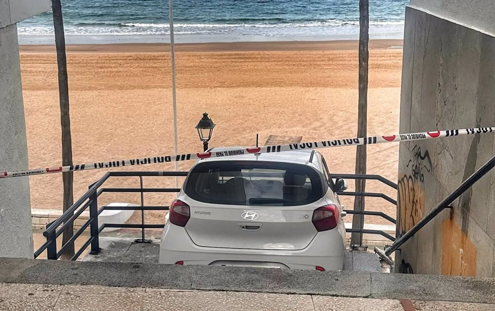 Vehículo accidentado en las escaleras de acceso al paseo