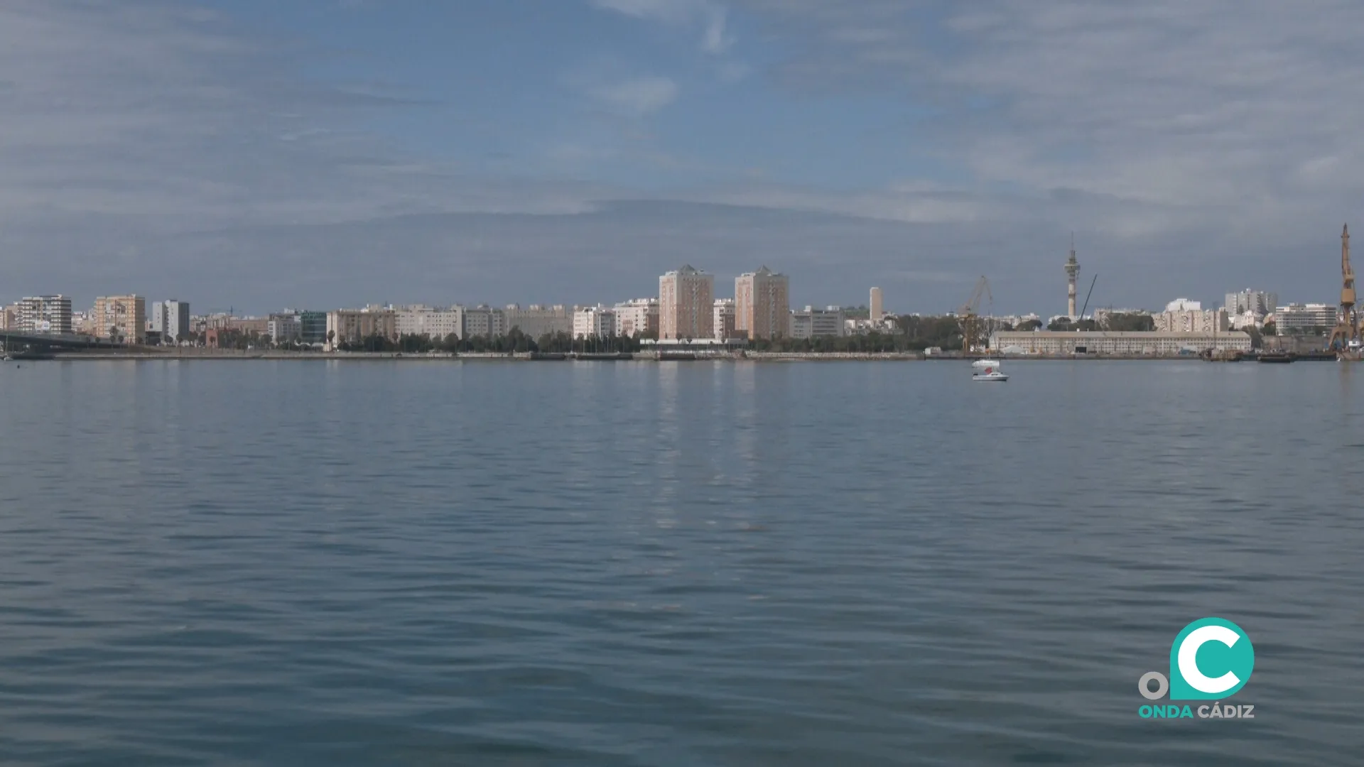 Una de las vistas de la ciudad de Cádiz desde el mar a bordo del Pura Vida.