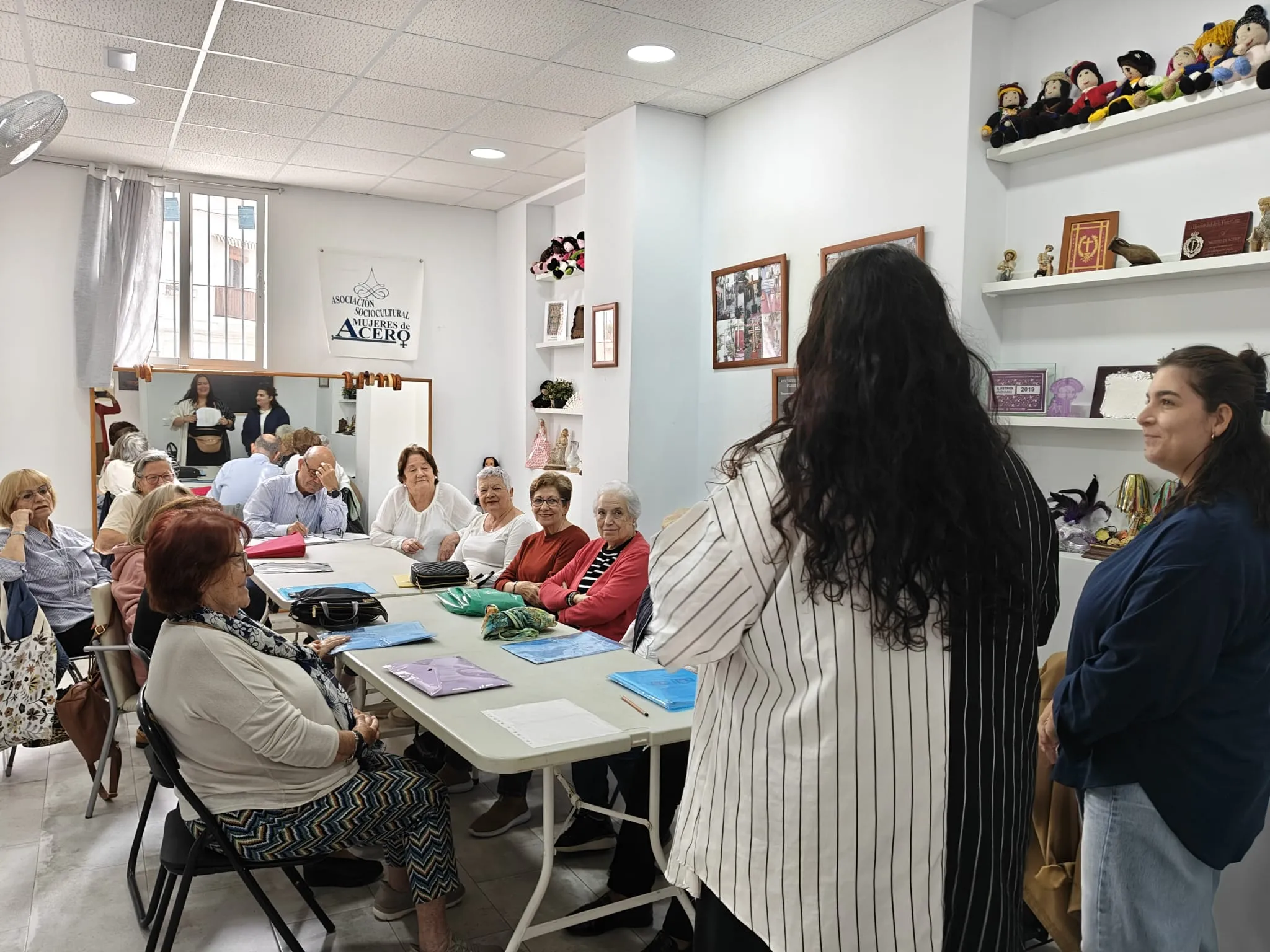 El primer encuentro ha sido en la sede de la Asociación Mujeres de Acero
