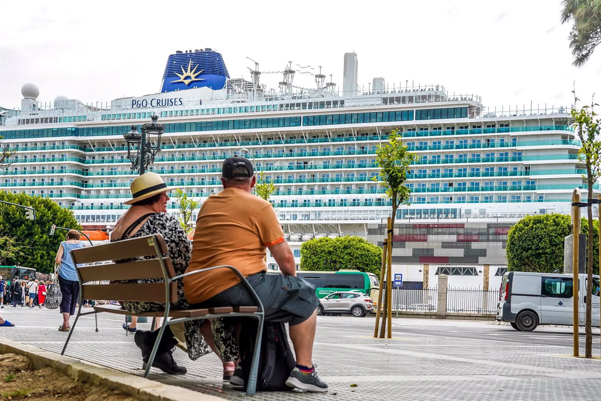 Turistas de un navio anclado en el puerto de Cádiz en una imagen de archivo