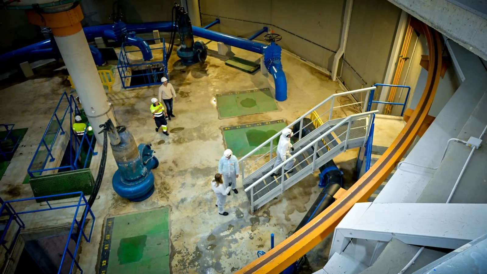 El alcalde ha visitado las instalaciones de la estación de bombeo de La Martona, acompañado por el presidente de Aguas de Cádiz, José Manuel Cossi, y de personal de la empresa municipal.