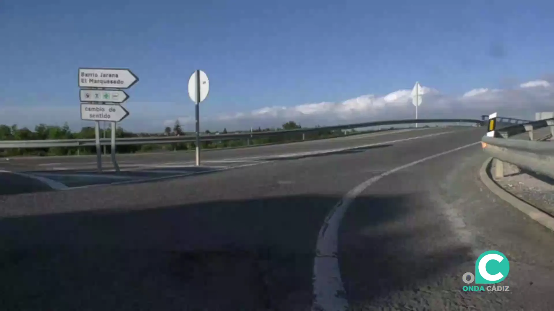 Imagen de un cruce en la red viaria gaditana