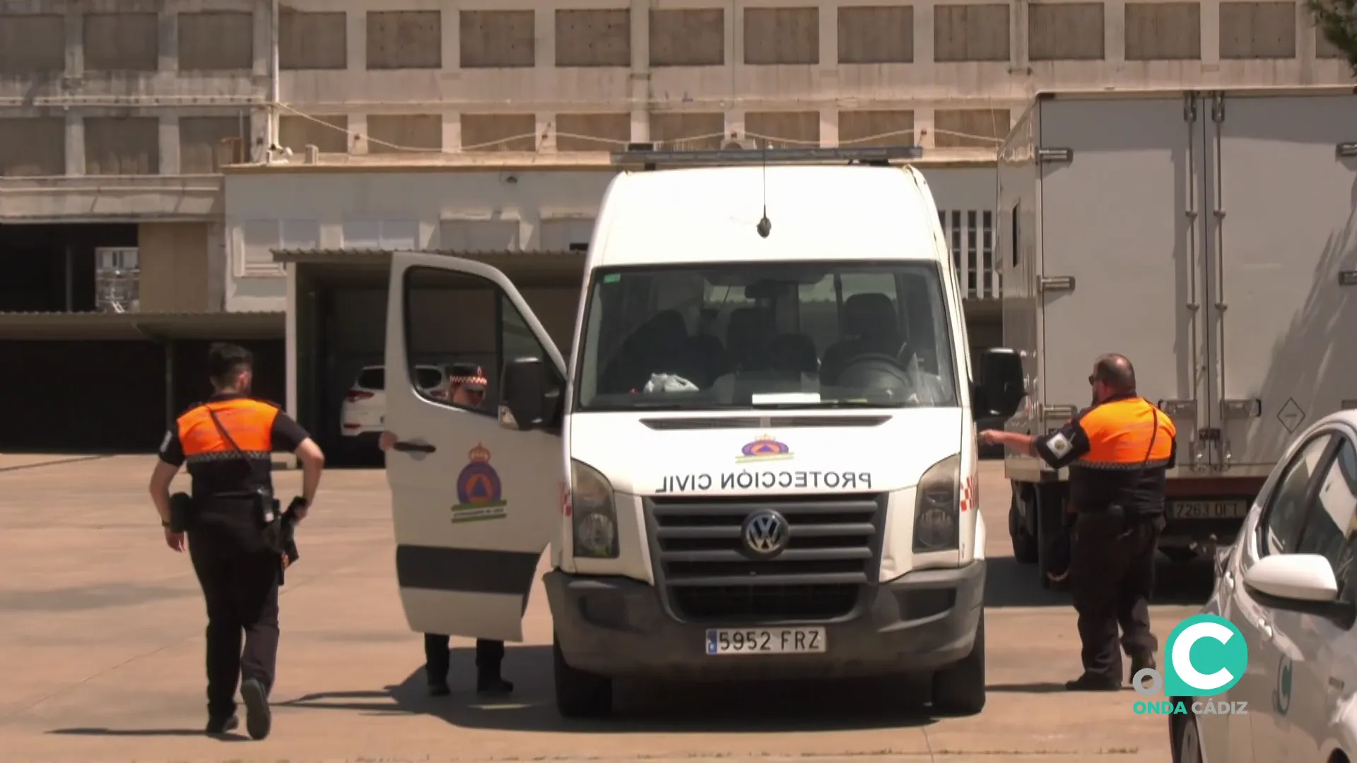 Miembros de protección civil acceden a su vehículo en una imagen de archivo