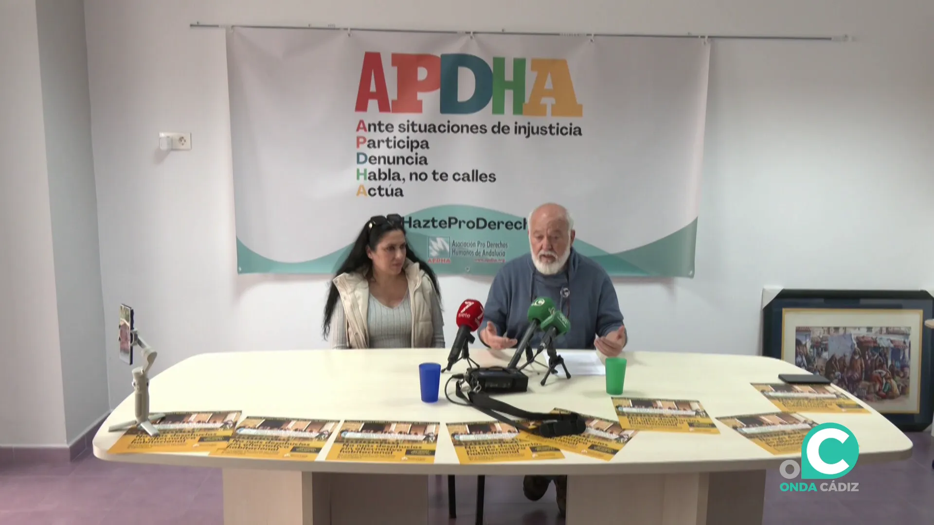 Rafael Lara junto a Manzano durante la intervención ante los medios