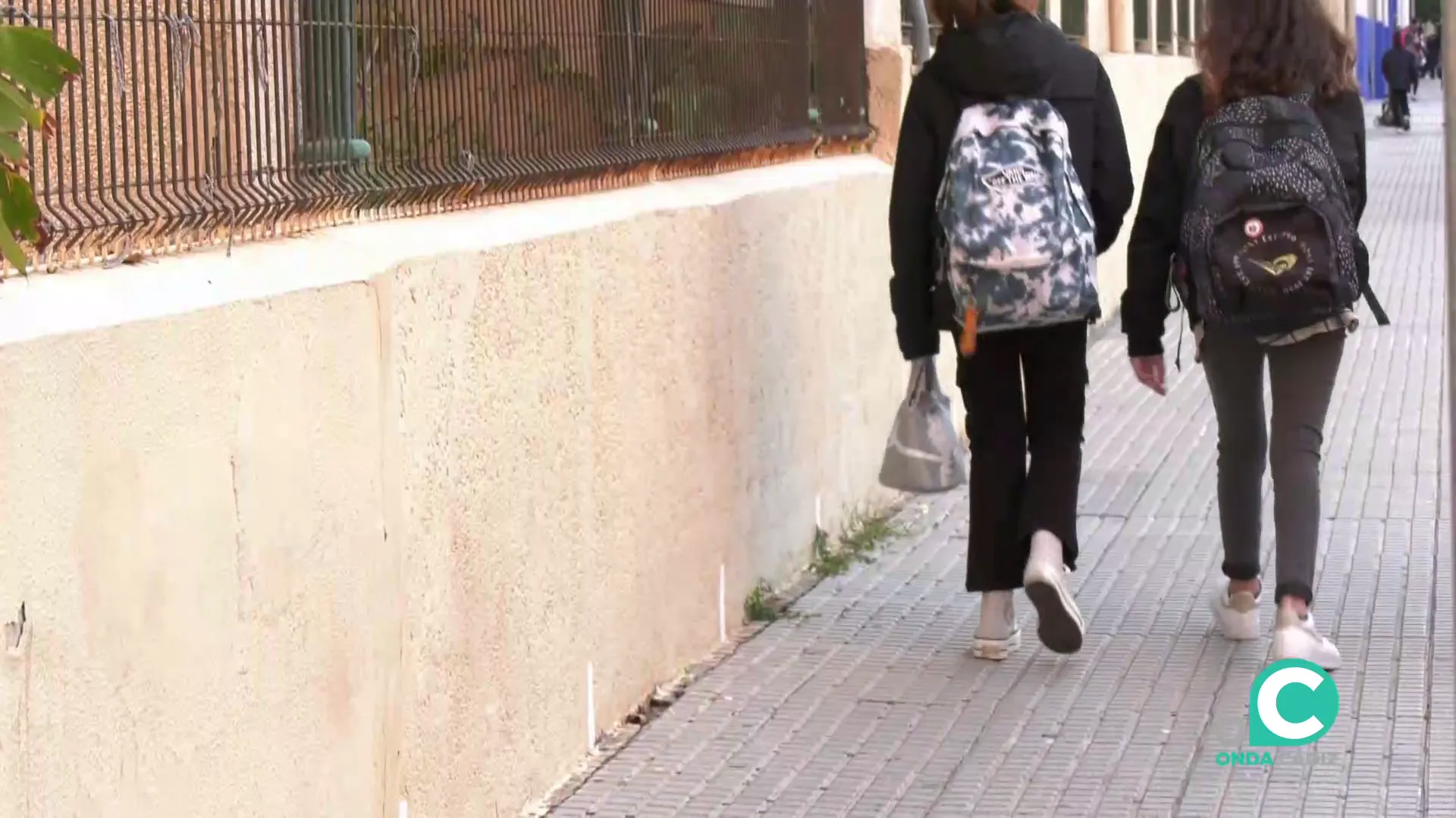 Escolares camino de su centro en una imagen de archivo