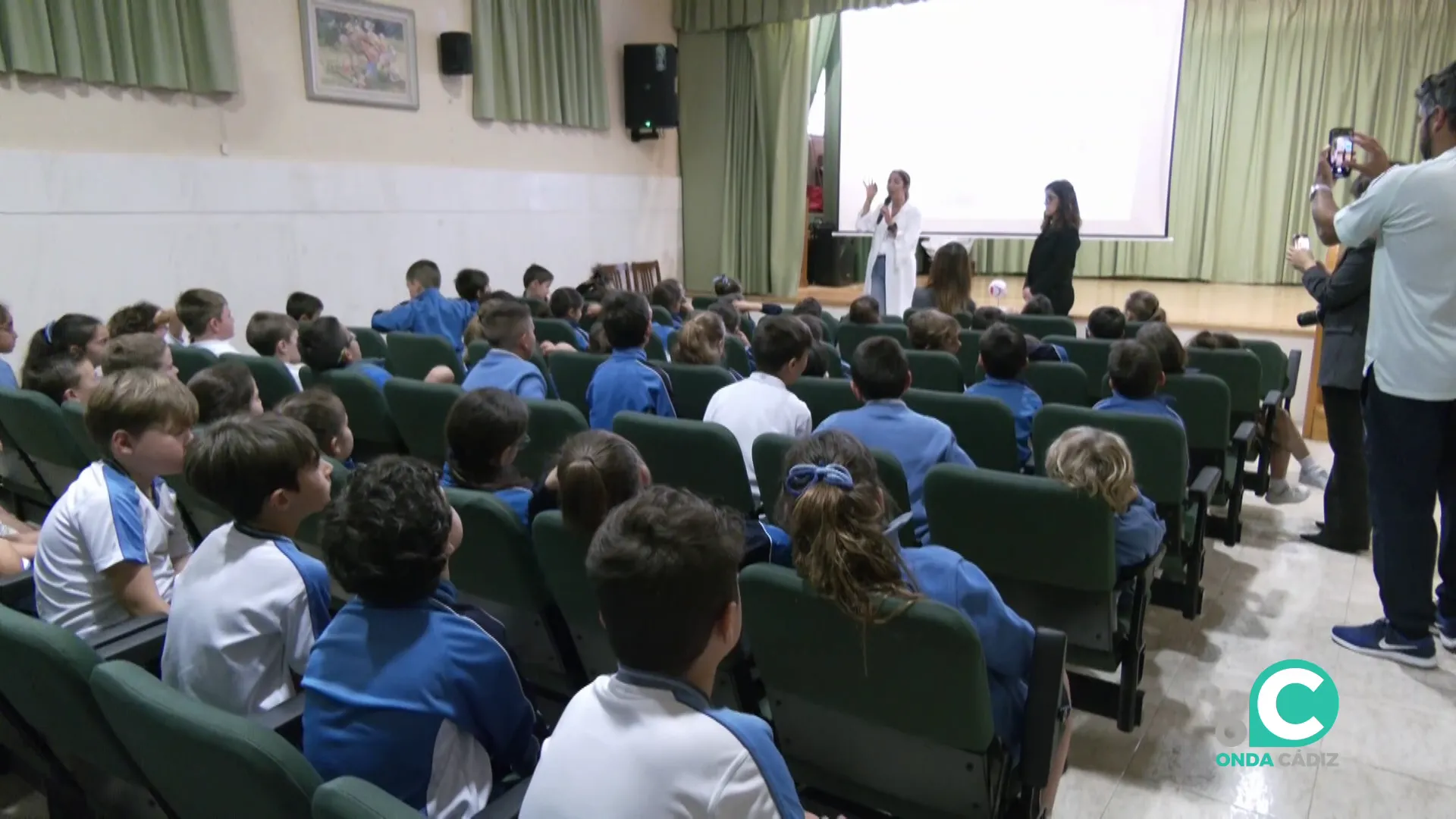 Una de las intervenciones ante los alumnos efectuado este martes