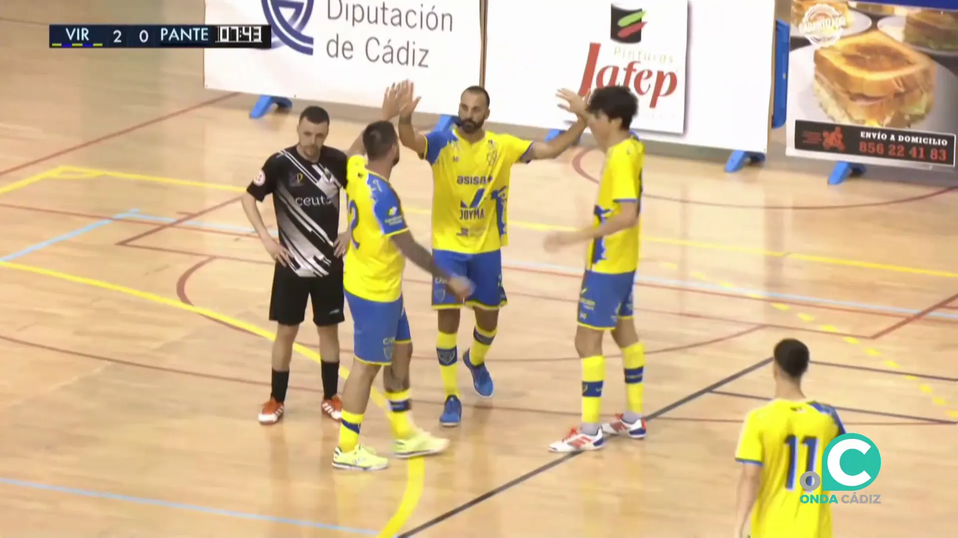 Los jugadores gaditanos celebrar un gol en el Pabellón Ciudad de Cádiz