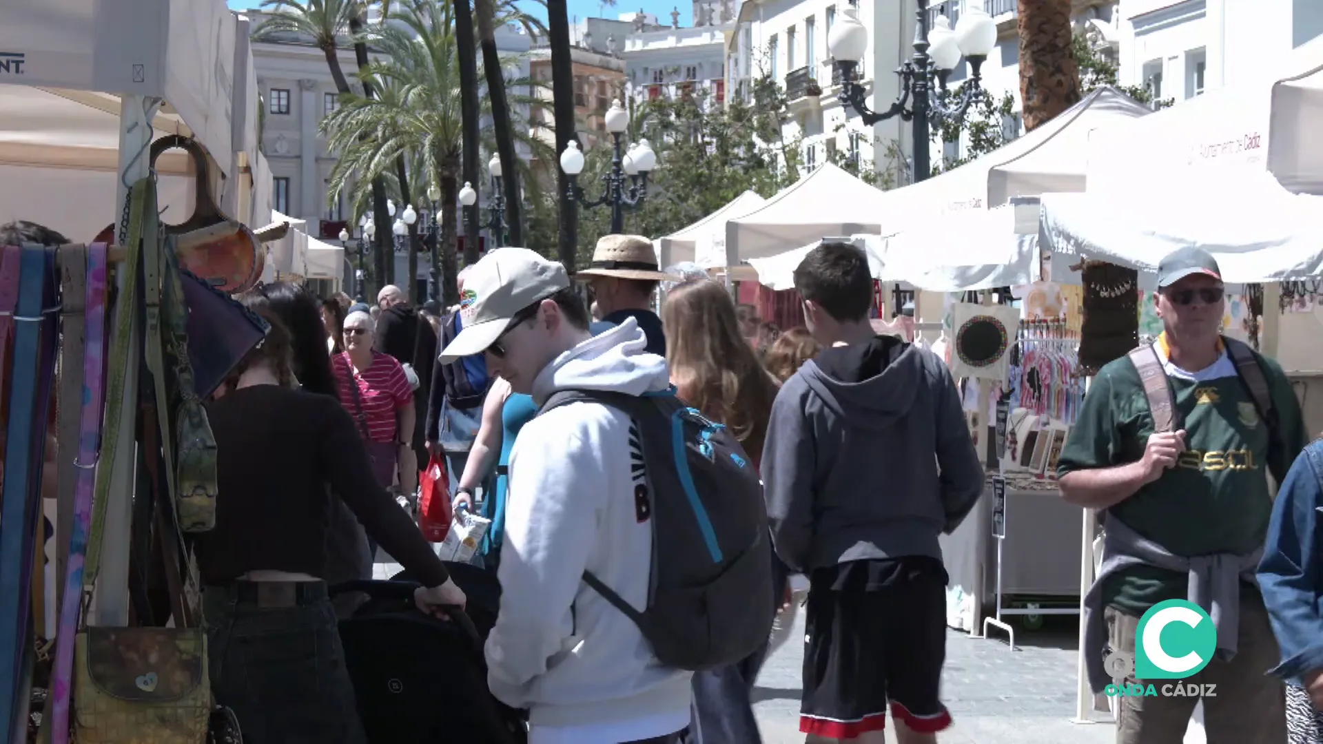 Turistas por la plaza de San Juan de Dios