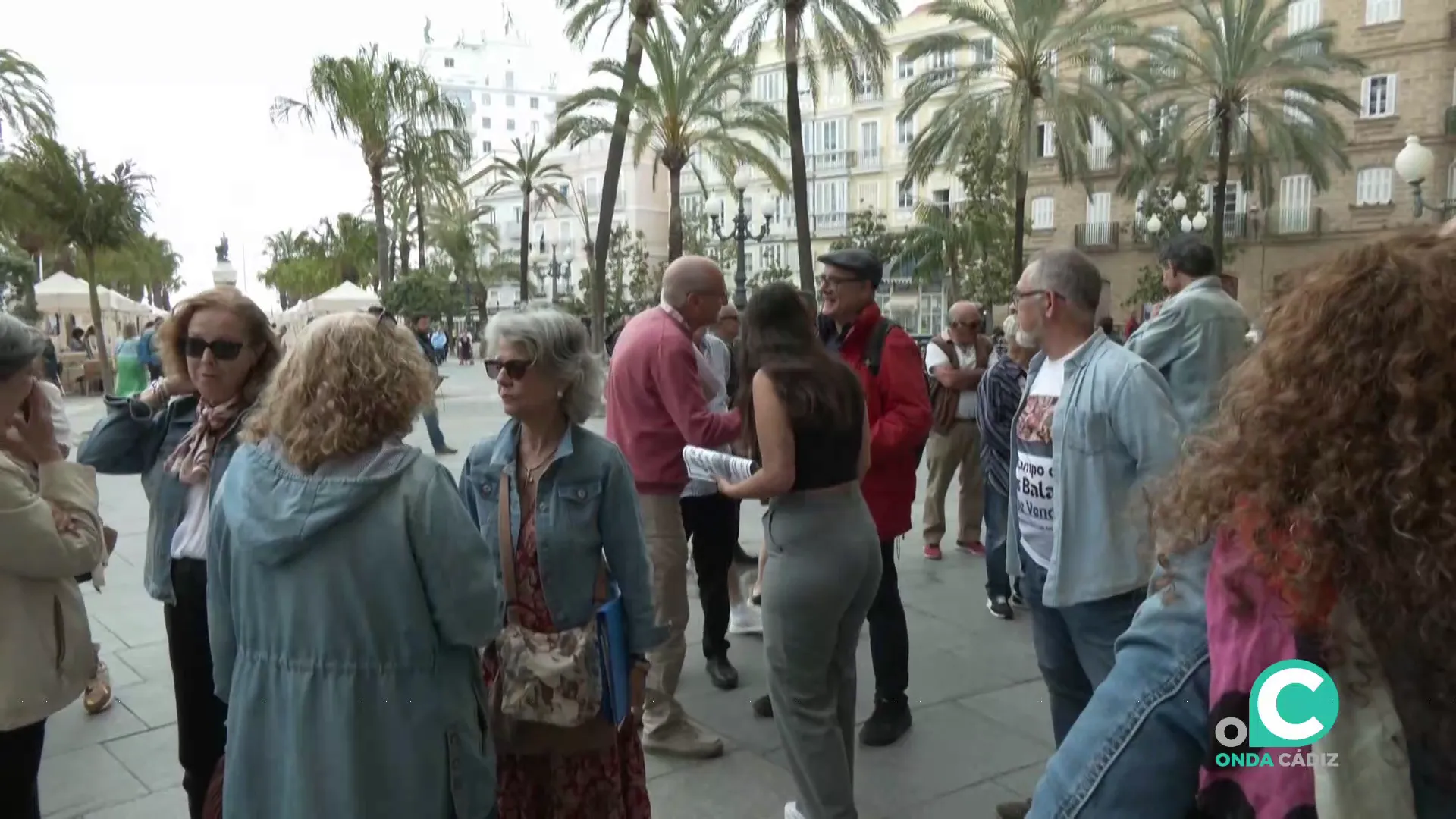 Un momento de la concentración vecinal en la plaza San Juan de Dios
