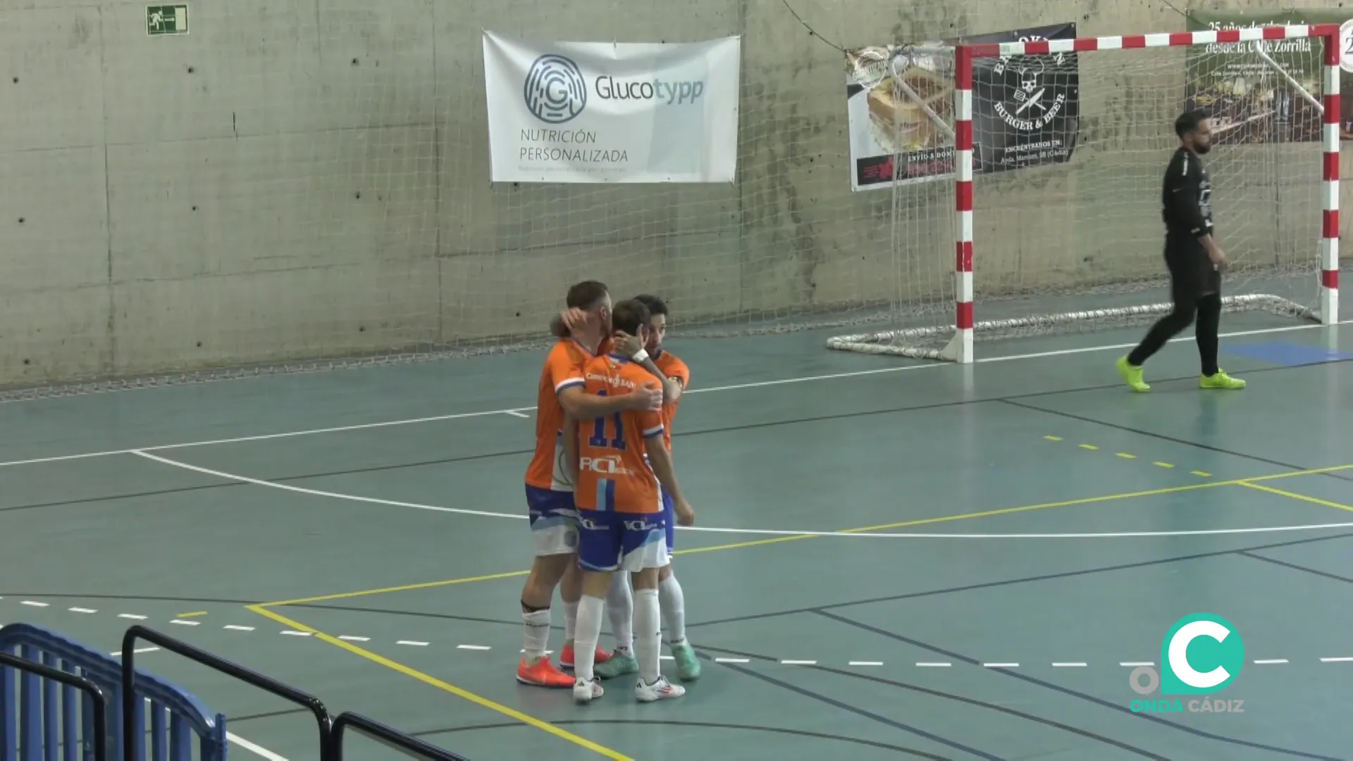 Jugadores locales celebran un tanto en el Pabellón del Casco Histórico