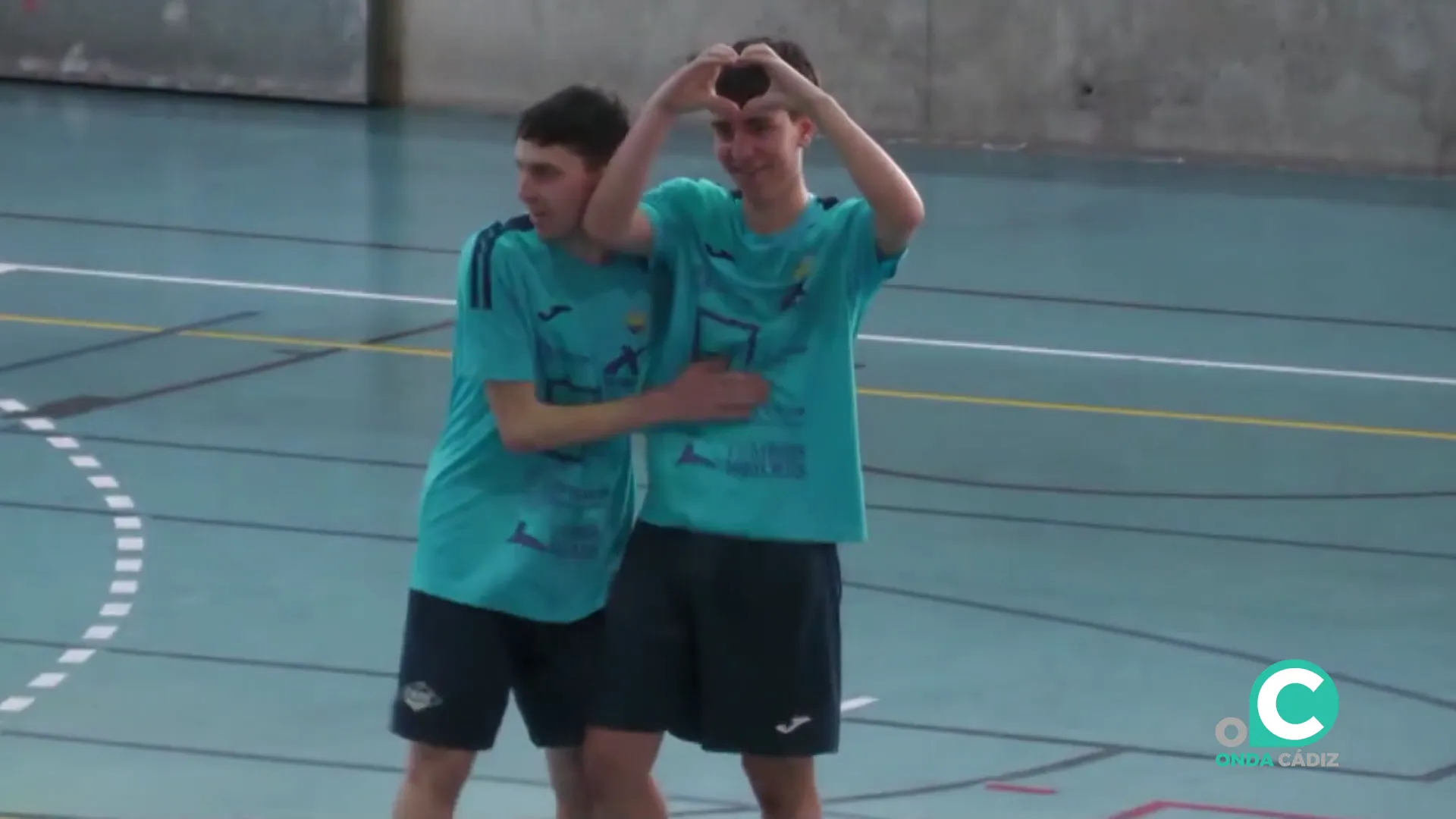 Jugadores gaditanos celebran un gol obtenido en un encuentro en el pabellón del Casco Histórico