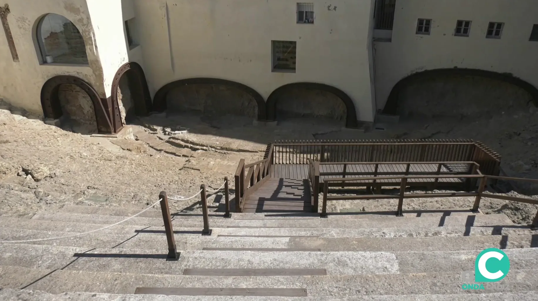 Detalle de las gradas del monumento en el barrio del Pópulo