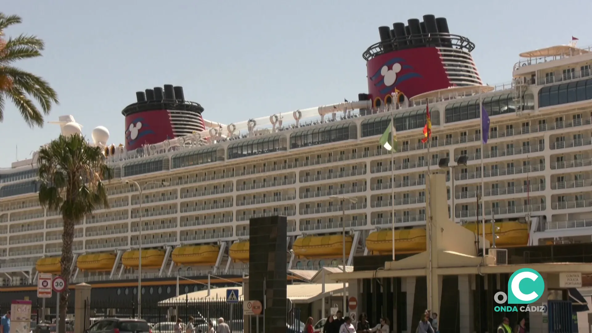 Vista del llamativo navio desde el muelle gaditano