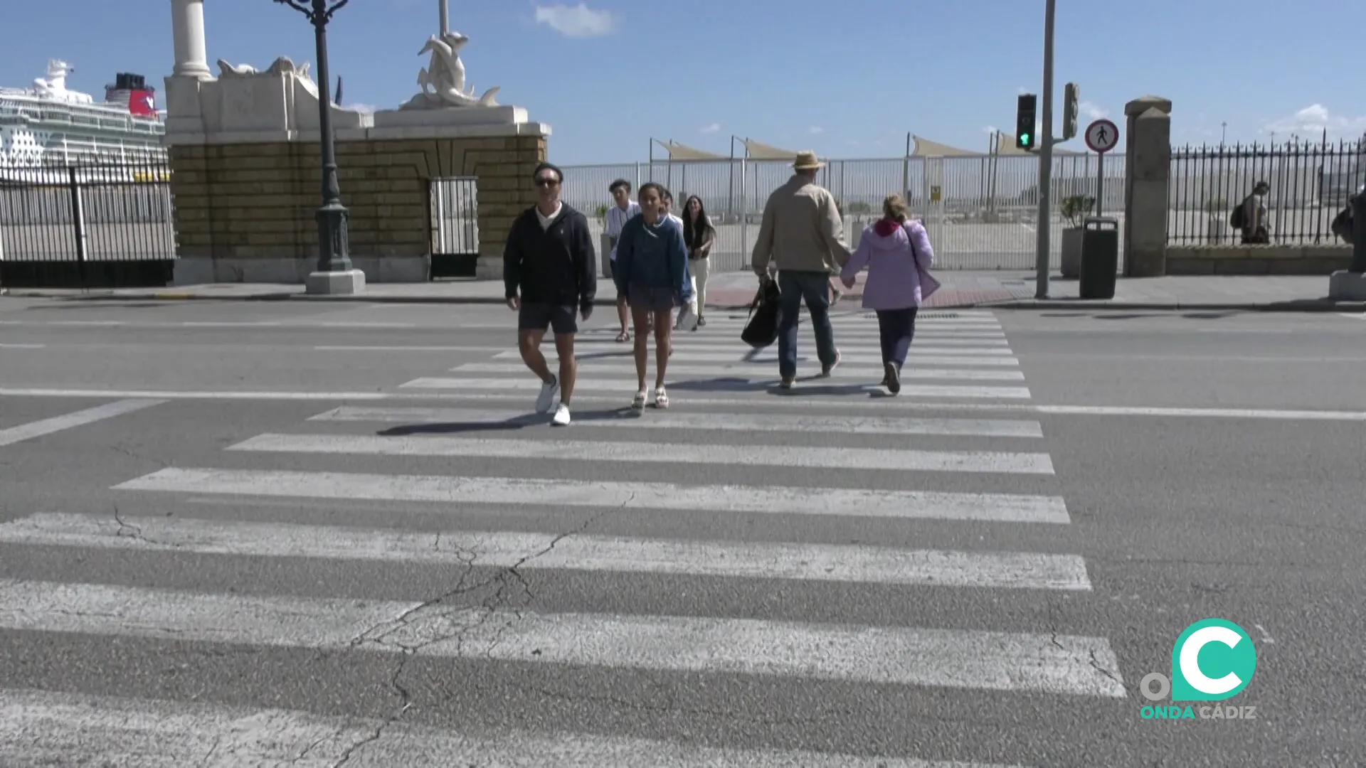Peatones cruzan un paso cebra en la avenida del Puerto