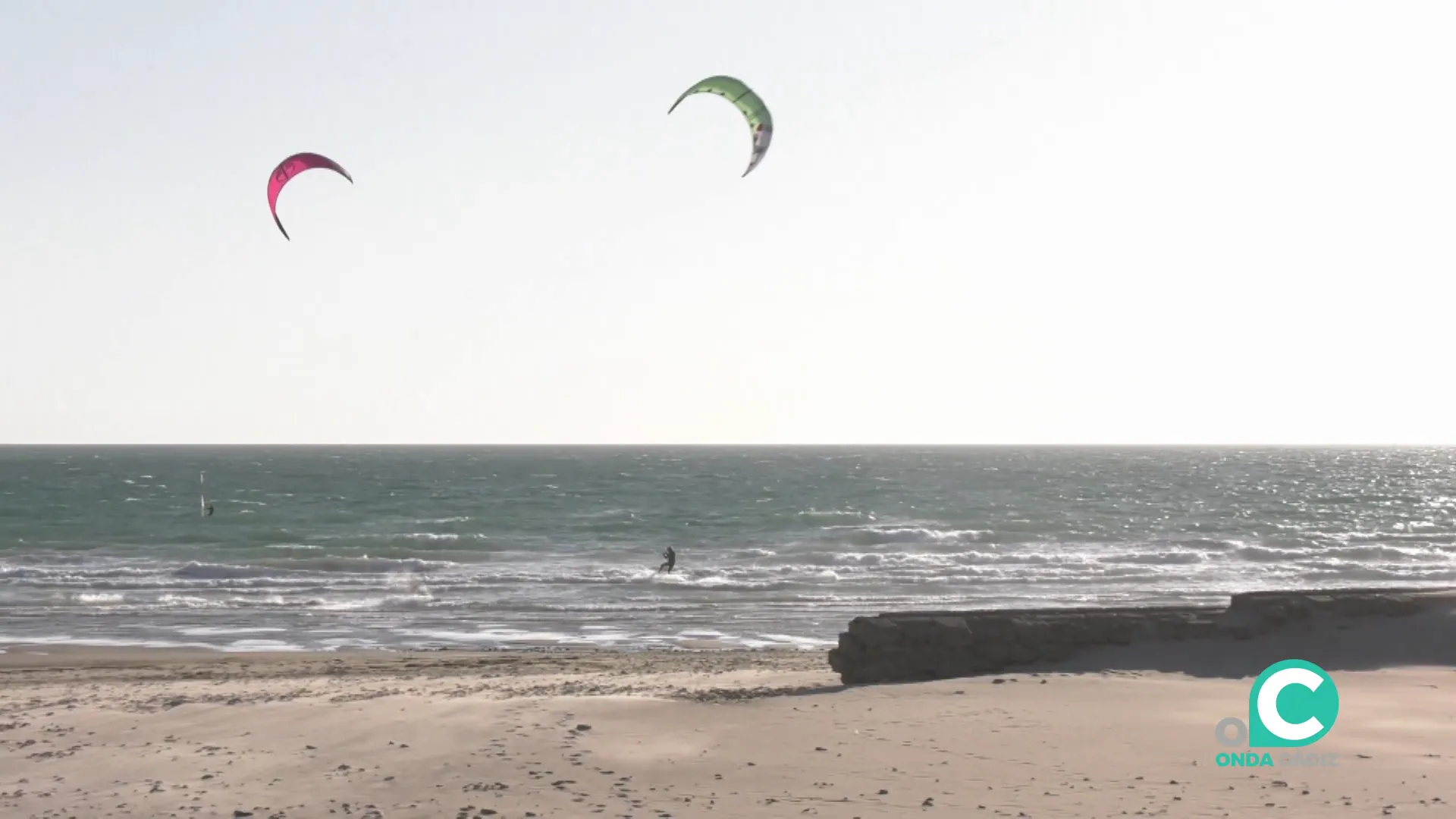 Las imágenes más vistosas se suceden en el litoral más proximo gracias a los inmejorables estados de viento y mar