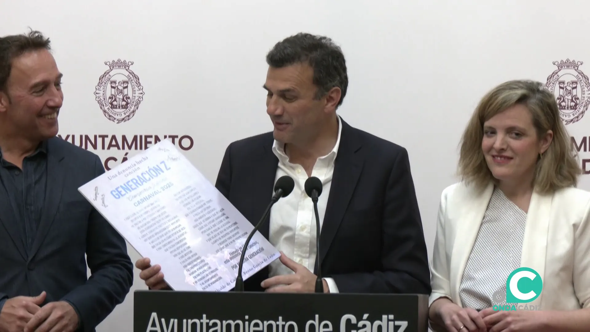 Bruno Garcia muestra el peculiar obsequio que ha anunciado colocará en su despacho