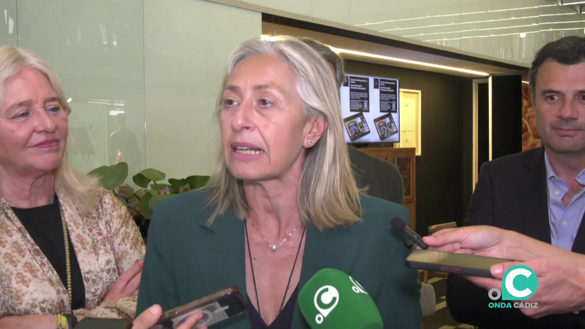 Hernández atiende a los medios de comunicación 