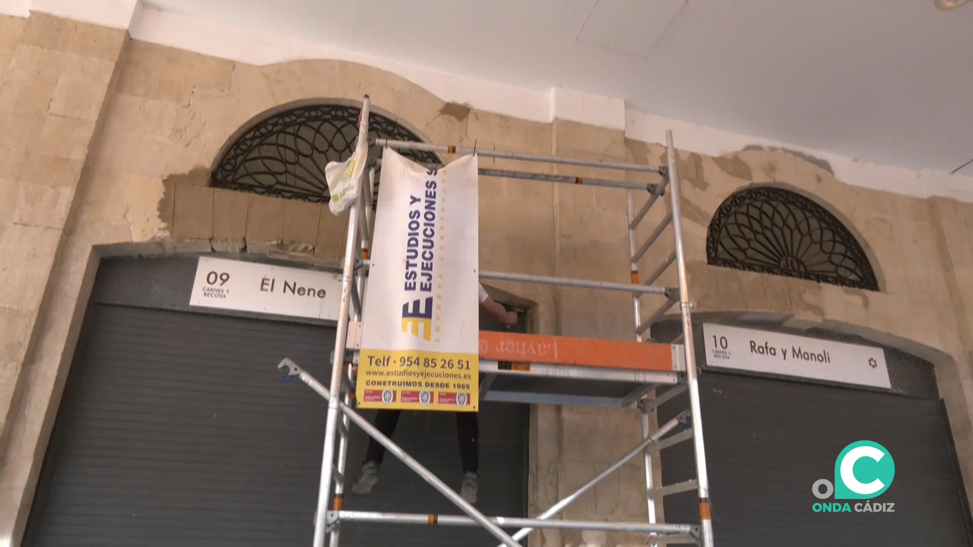 Un operario trabaja sobre un andamio en una de las estructuras del área patrimonial