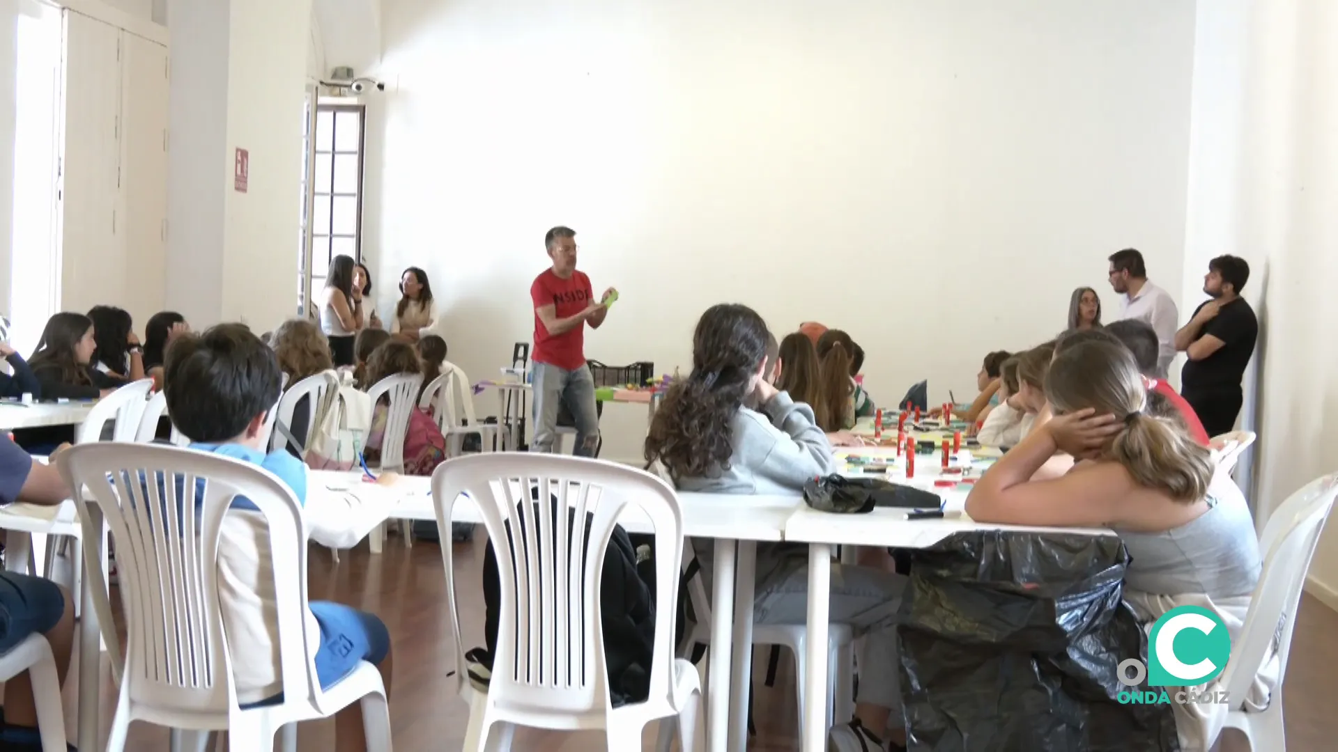 Un monitor explica la actividad a los más pequeños en el Baluarte de la Candelaria