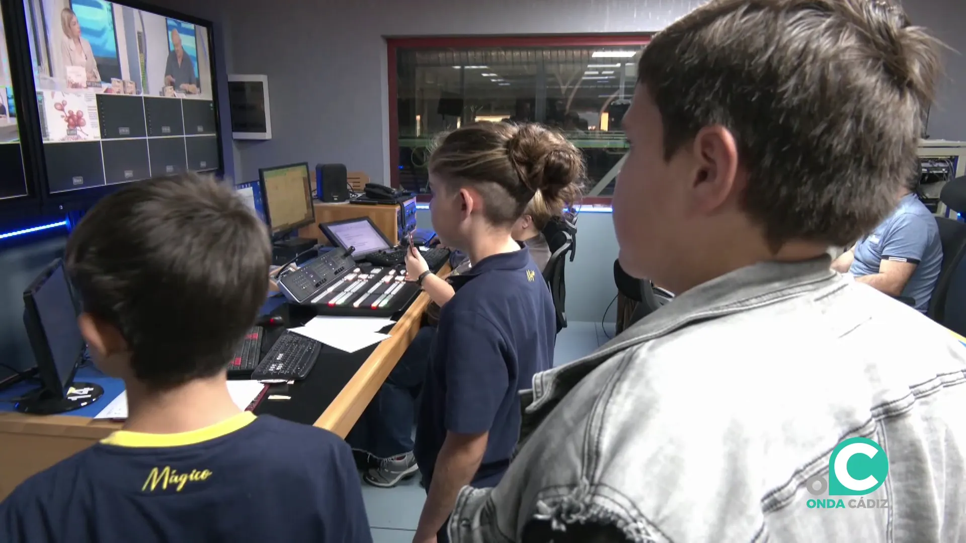 Los alumnos en una de las dependencias de la emisora municipal