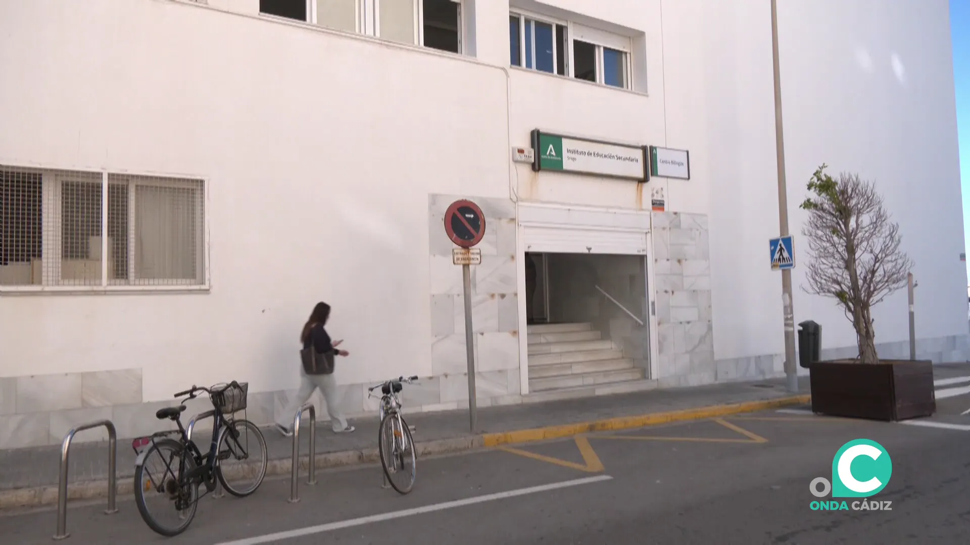 Entrada del centro educativo en la capital gaditana
