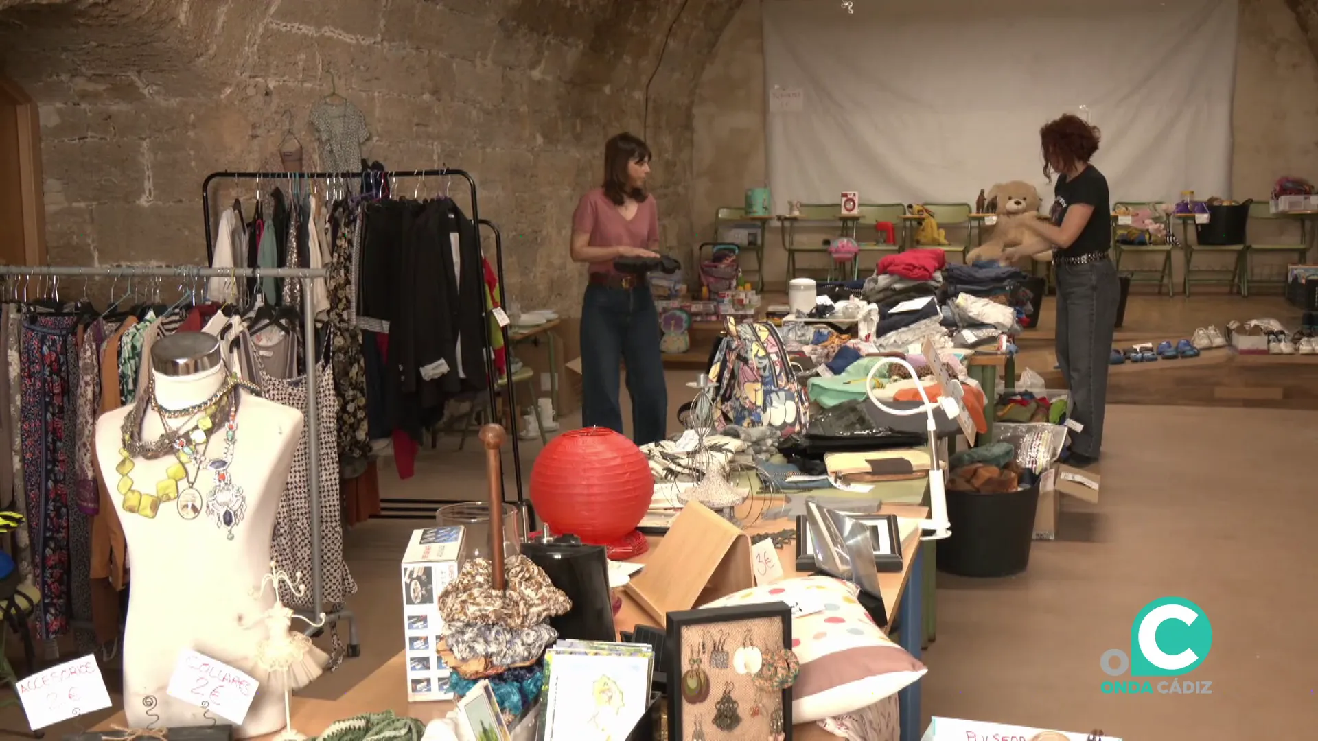 Dos voluntarias con algunos de los productos que se ofrecen en este singular proyecto