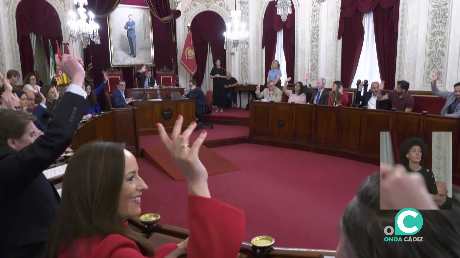 Un momento de la votación en la sesión extraordinaria celebrada este jueves