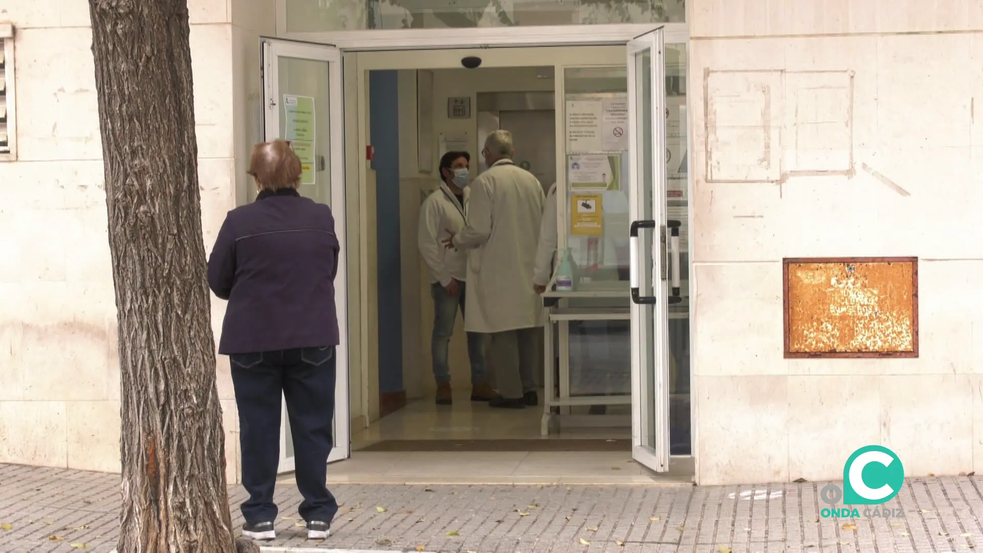 Entrada a un centro de atención primaria de la capital gaditana