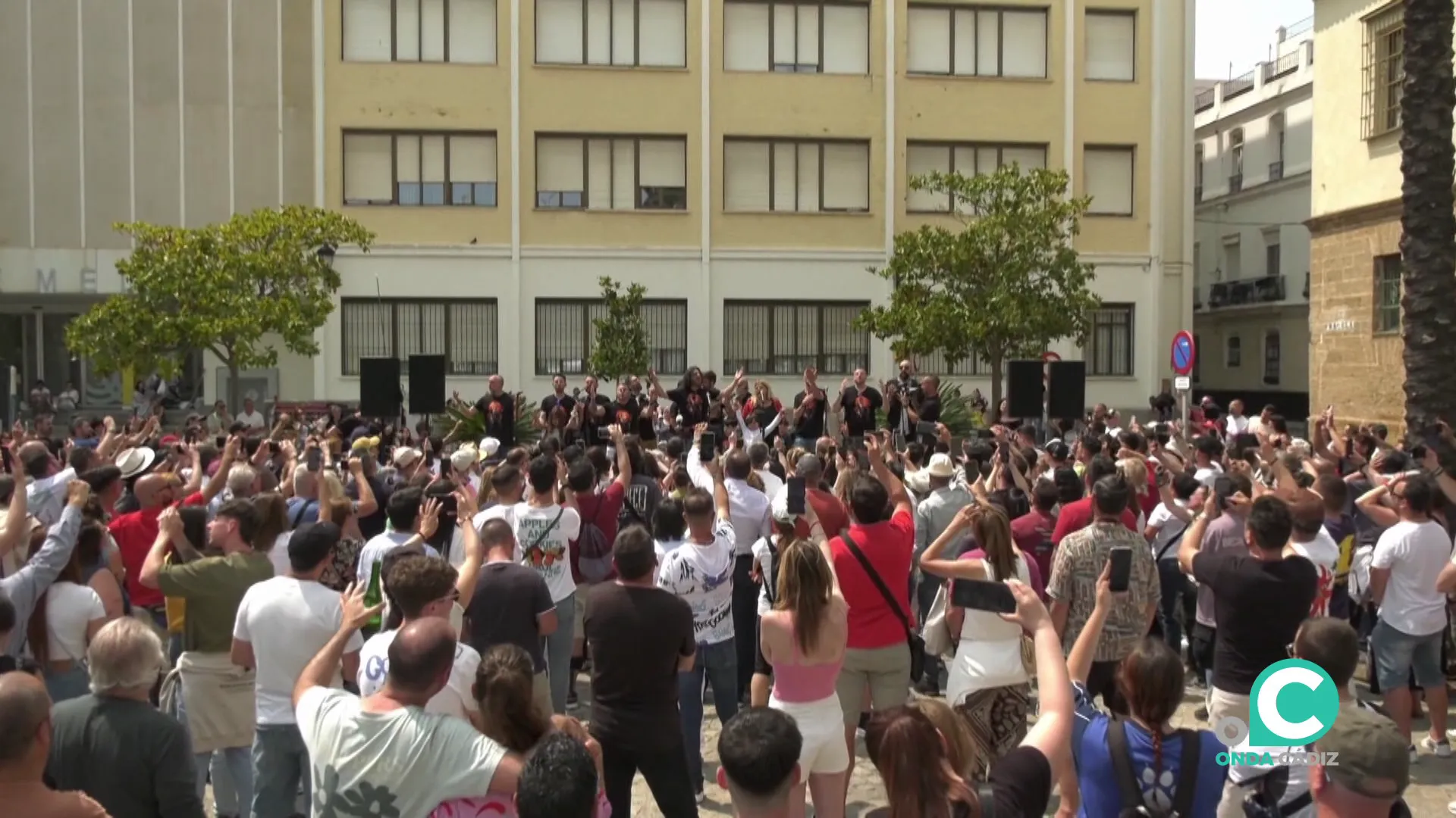 La plaza de Fragela se llenó de emociones en la actuación de la antología del afamado creador 