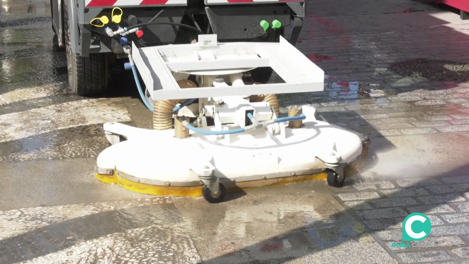 Vehículo de trabajo en su labor por la plaza de San Juan de Dios