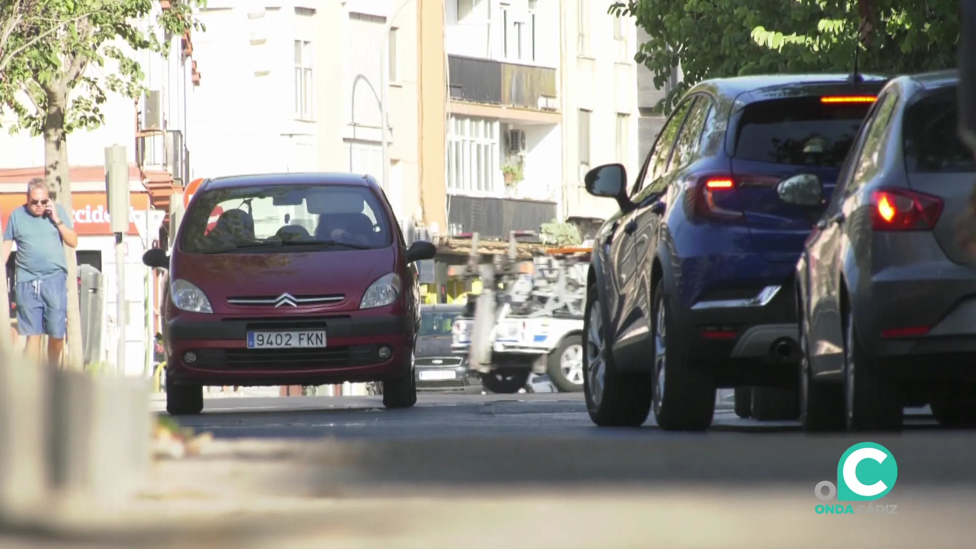 Tráfico por una calle de la capital gaditana 