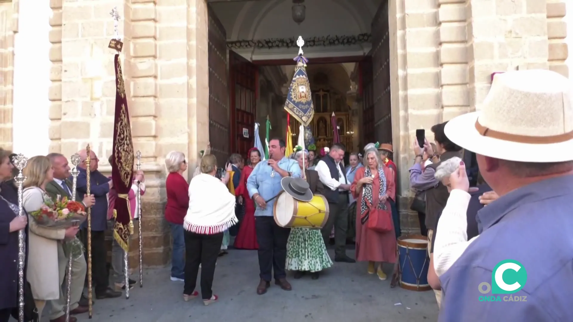 Salida de la hermandad de Cádiz desde la iglesia de San José