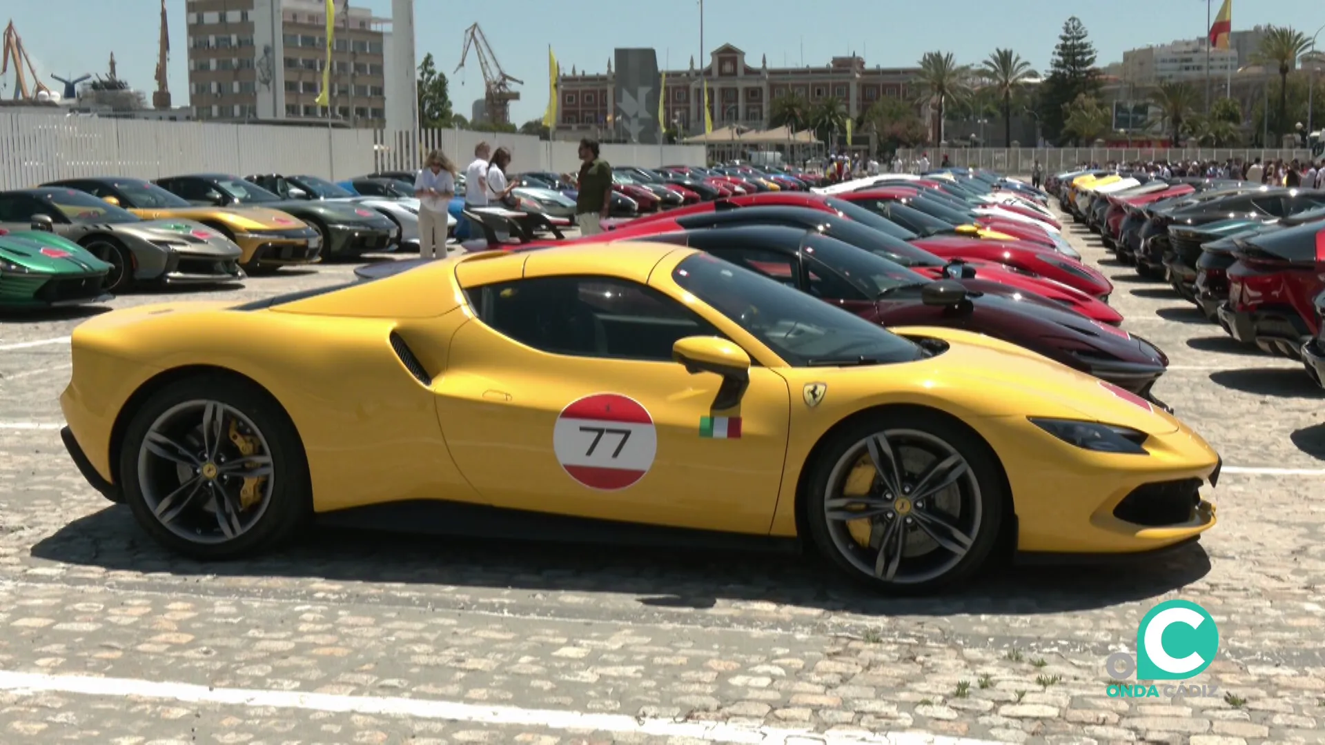 Los vehículos estacionados en la zona portuaria de la capial gaditana