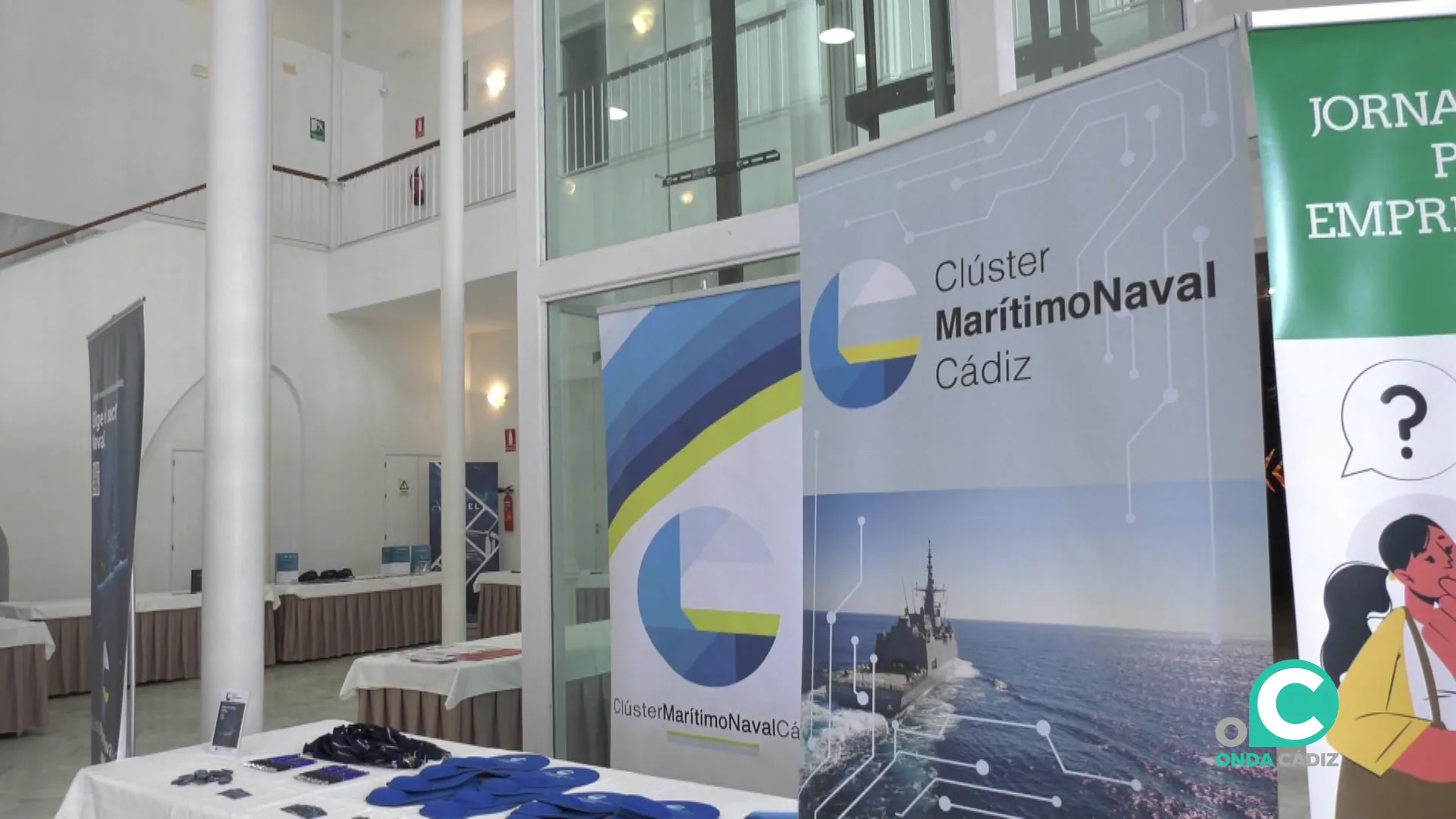 Alguno de los mostradores informativos dispuestos para el encuentro