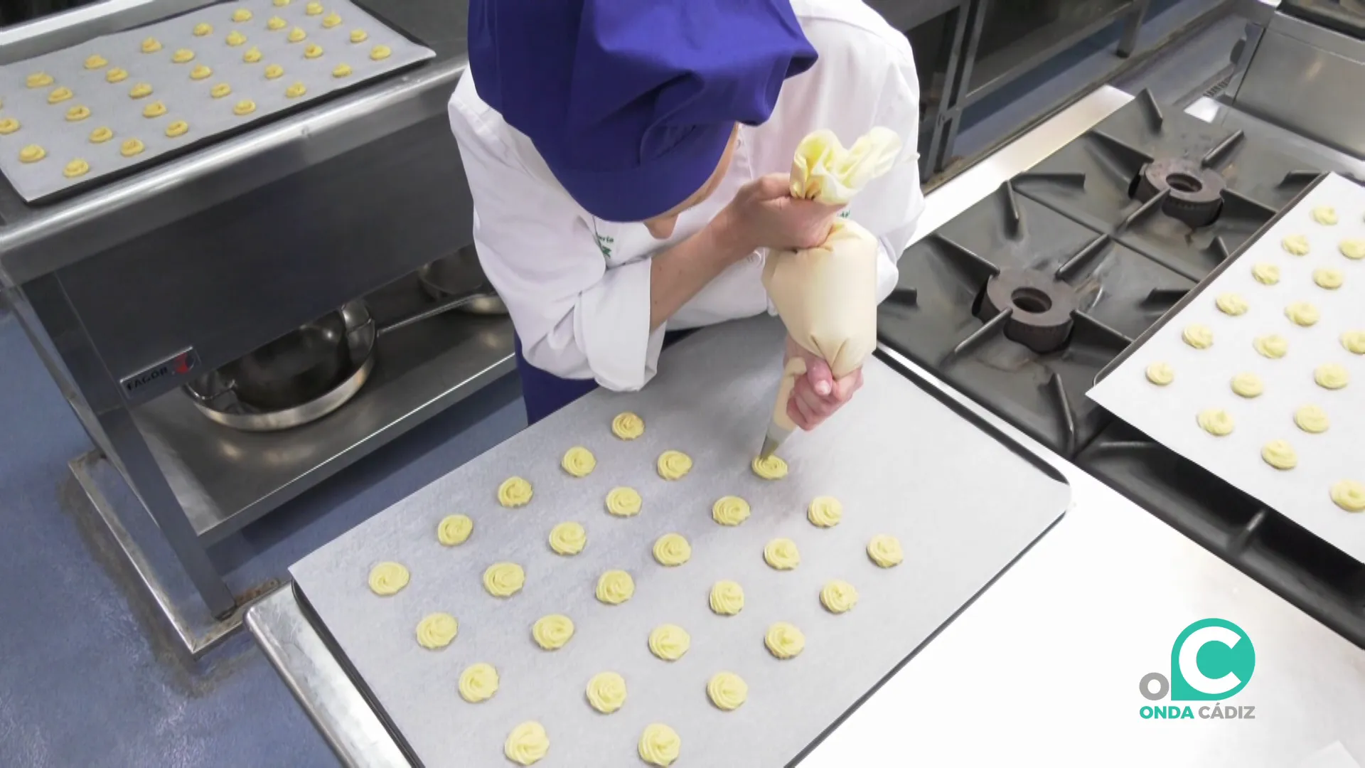 Una alumna durante sus prácticas en la cocina del centro