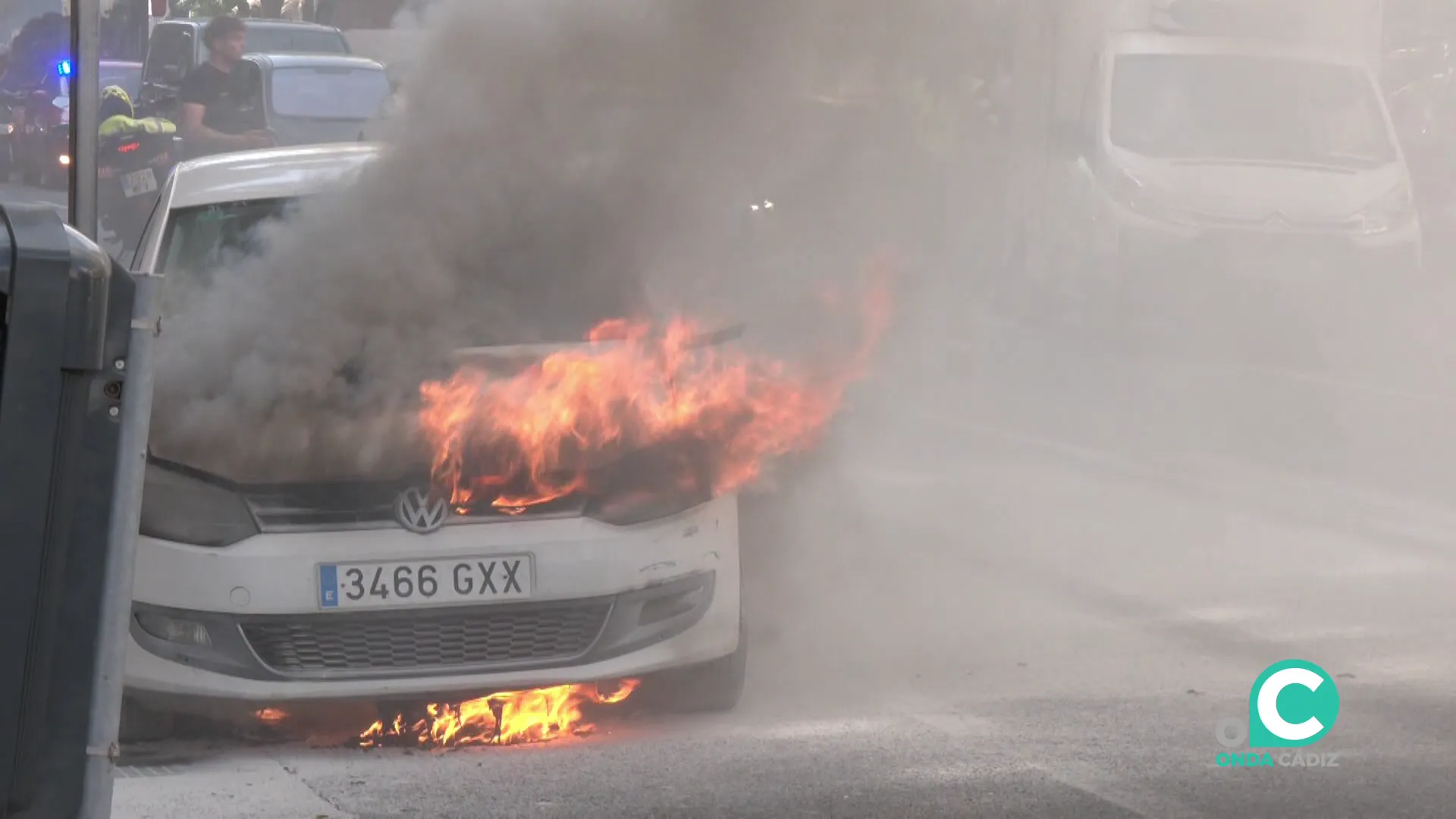 El vehículo en llamas en el lugar del siniestro