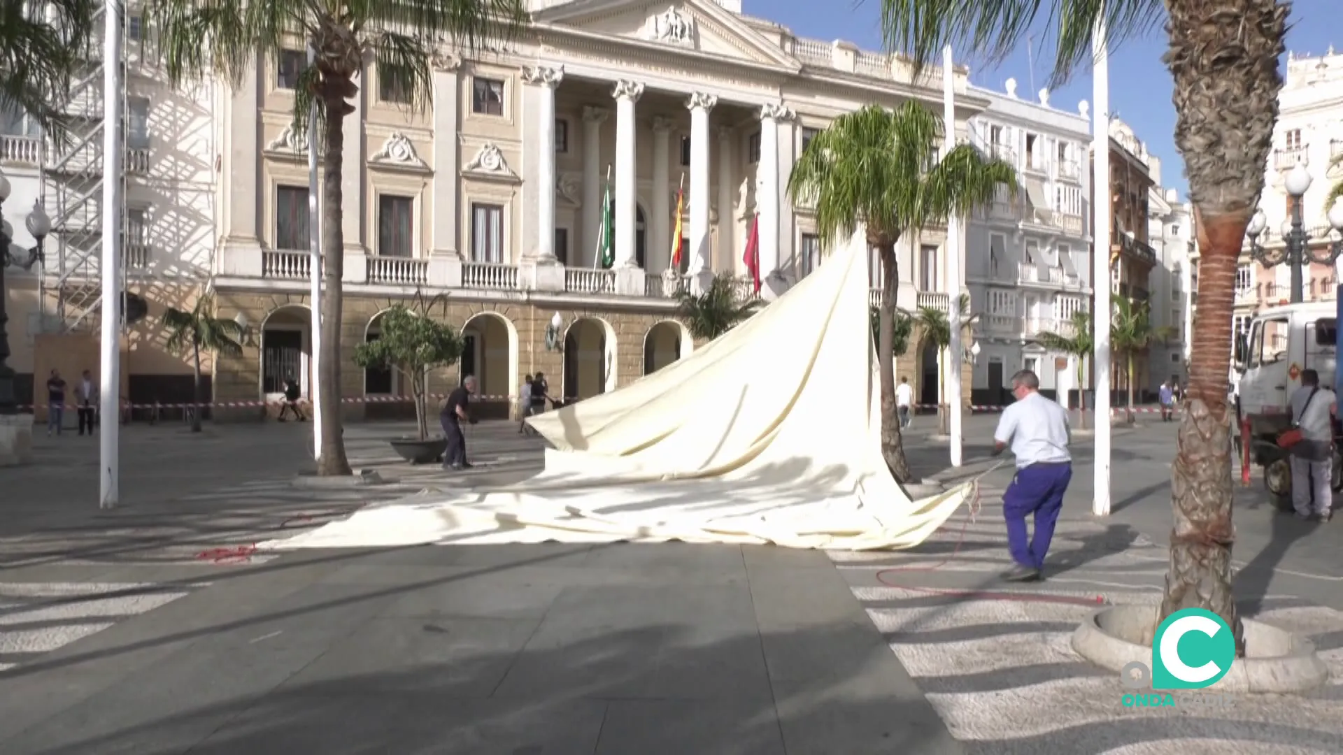 Operarios trabajando este miercoles frente al edificio del Ayuntamiento