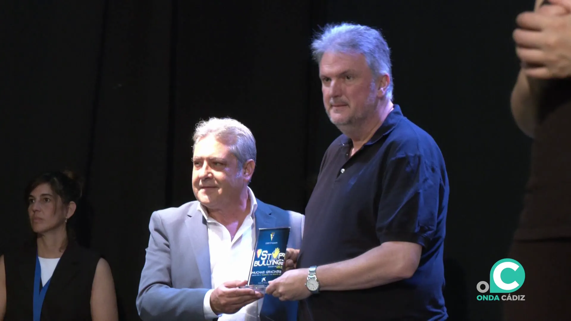 Uno de los distinguidos durante el acto en el salón del colegio San Felipe Neri