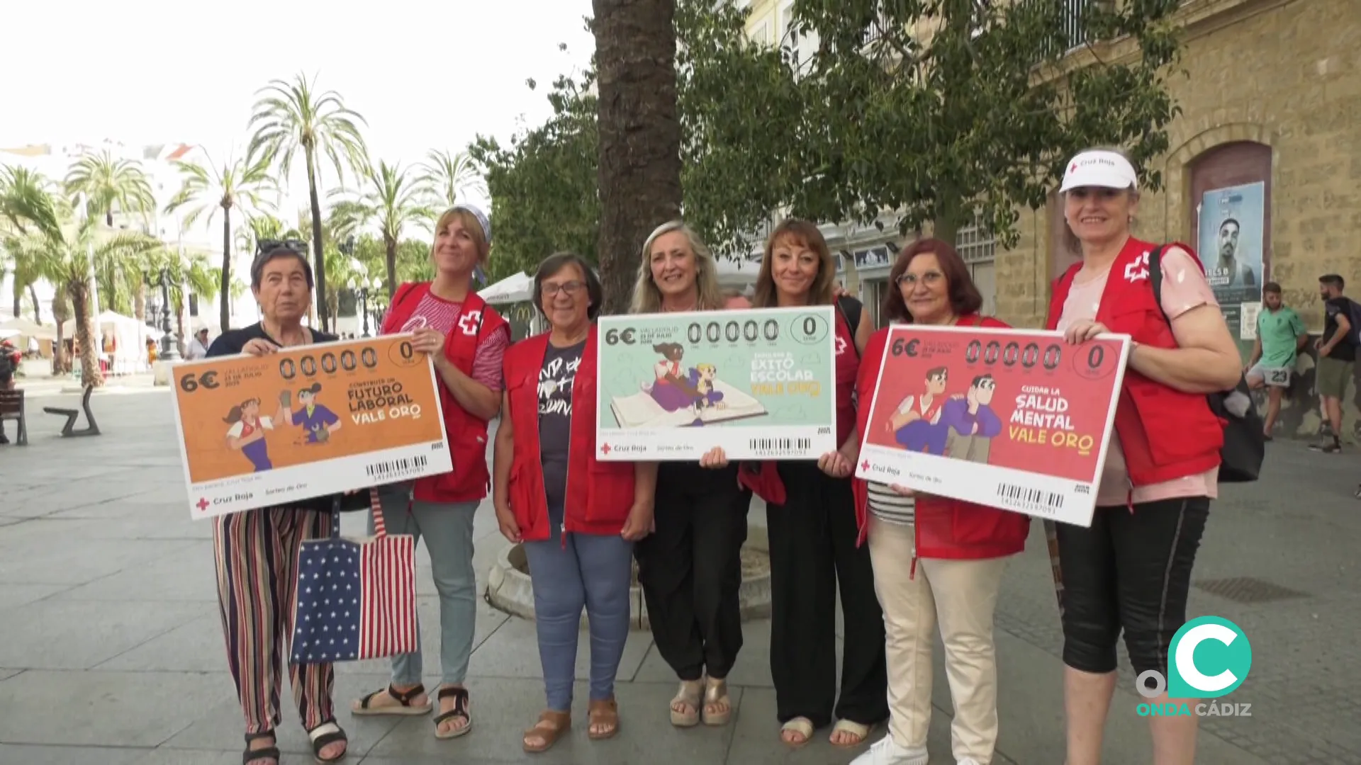 Representantes de la institución repartiendo la suerte por la plaza de San Juan de Dios este viernes